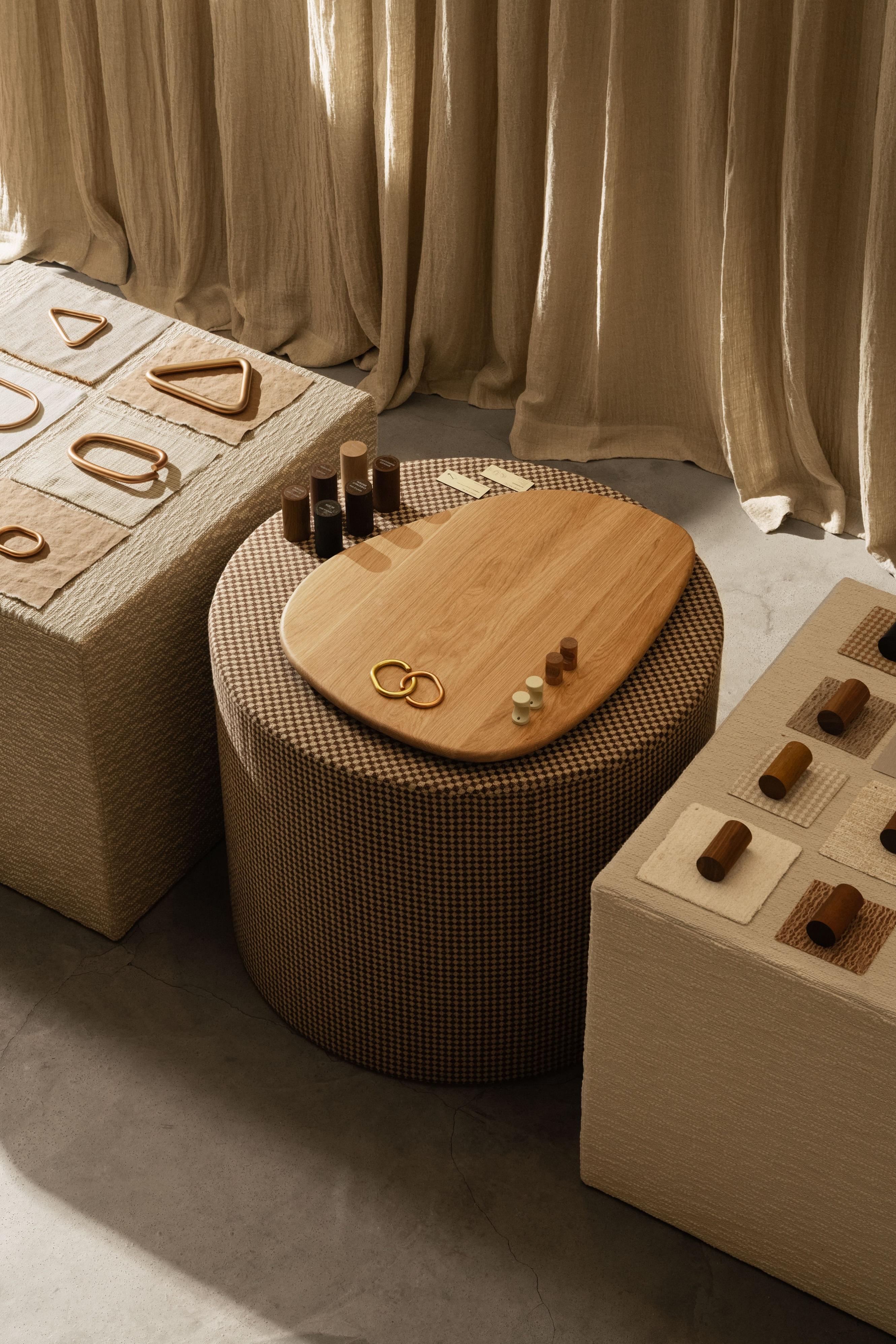 Contemporary Small Notearrings Oak Wall Lamp by Virginia Arlotto For Sale