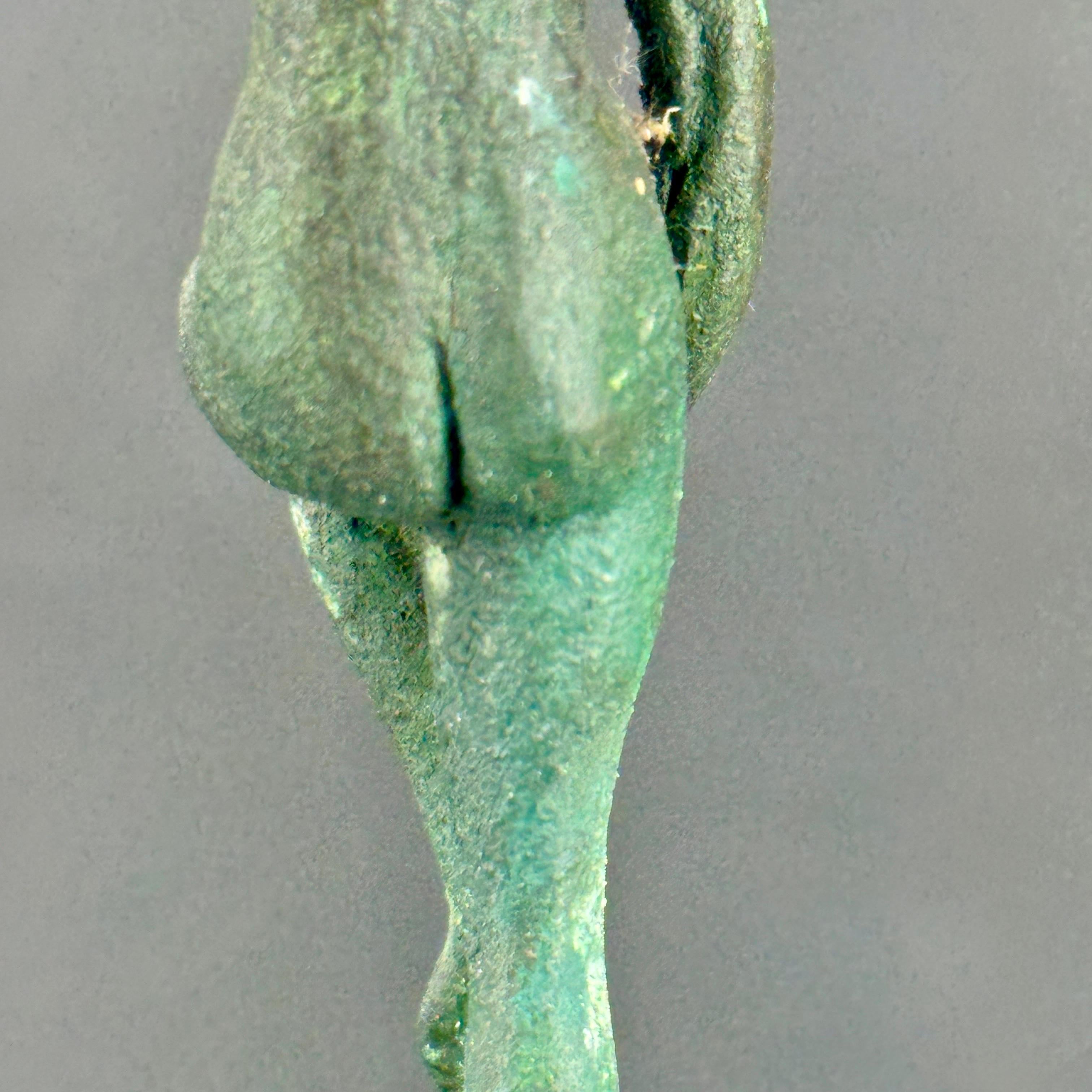 Pequeña Escultura Desnuda de Bronce de Mujer Posando sobre Base de Lucite en venta 3