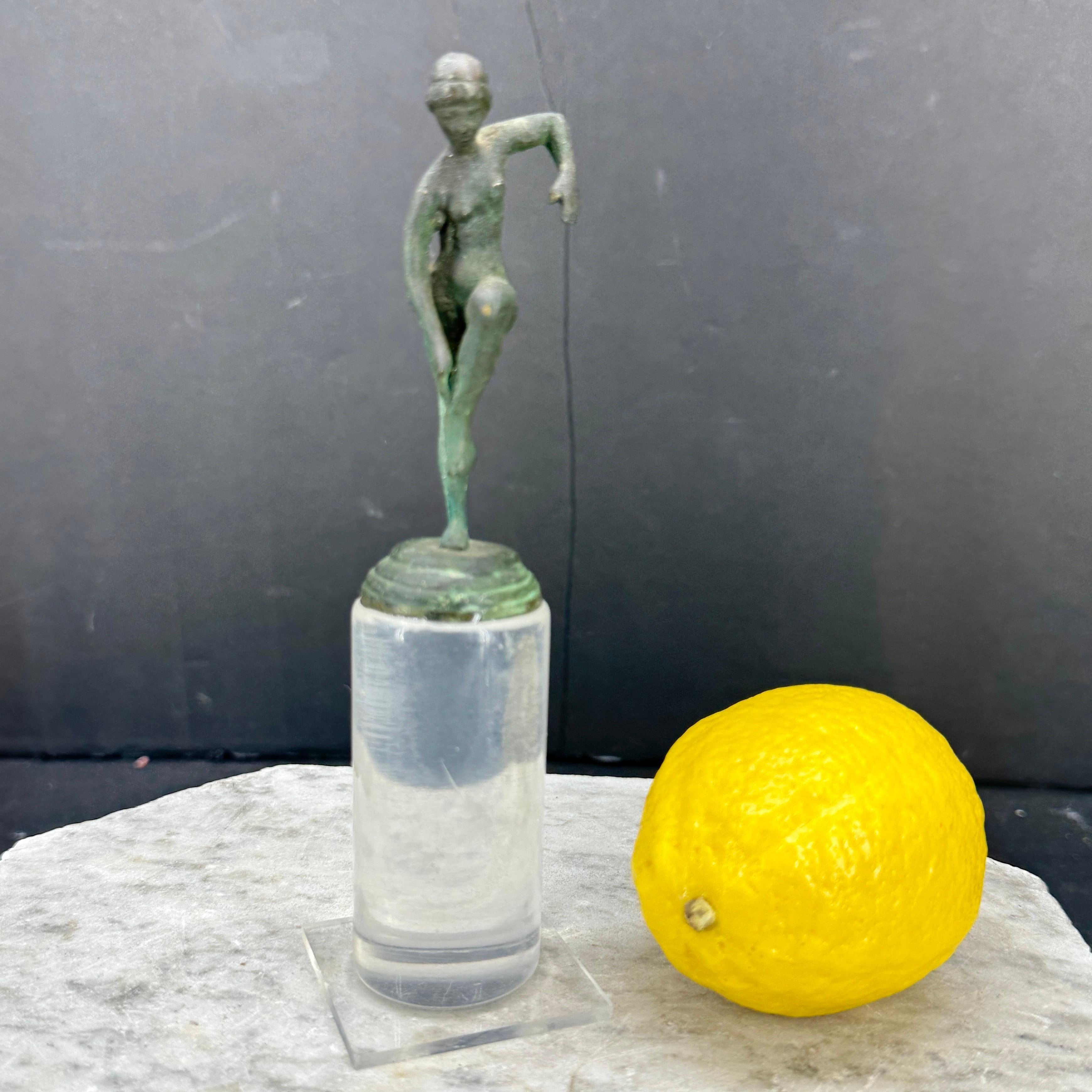 Pequeña Escultura Desnuda de Bronce de Mujer Posando sobre Base de Lucite en venta 4