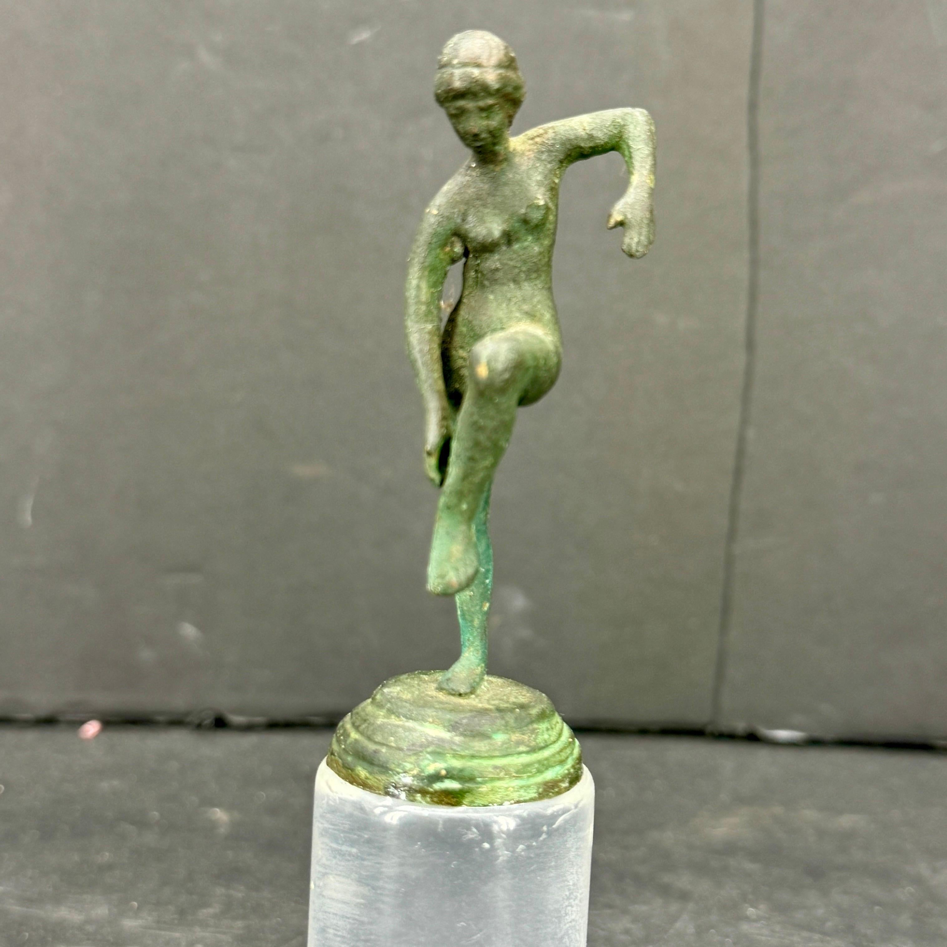 Pequeña Escultura Desnuda de Bronce de Mujer Posando sobre Base de Lucite en venta 5