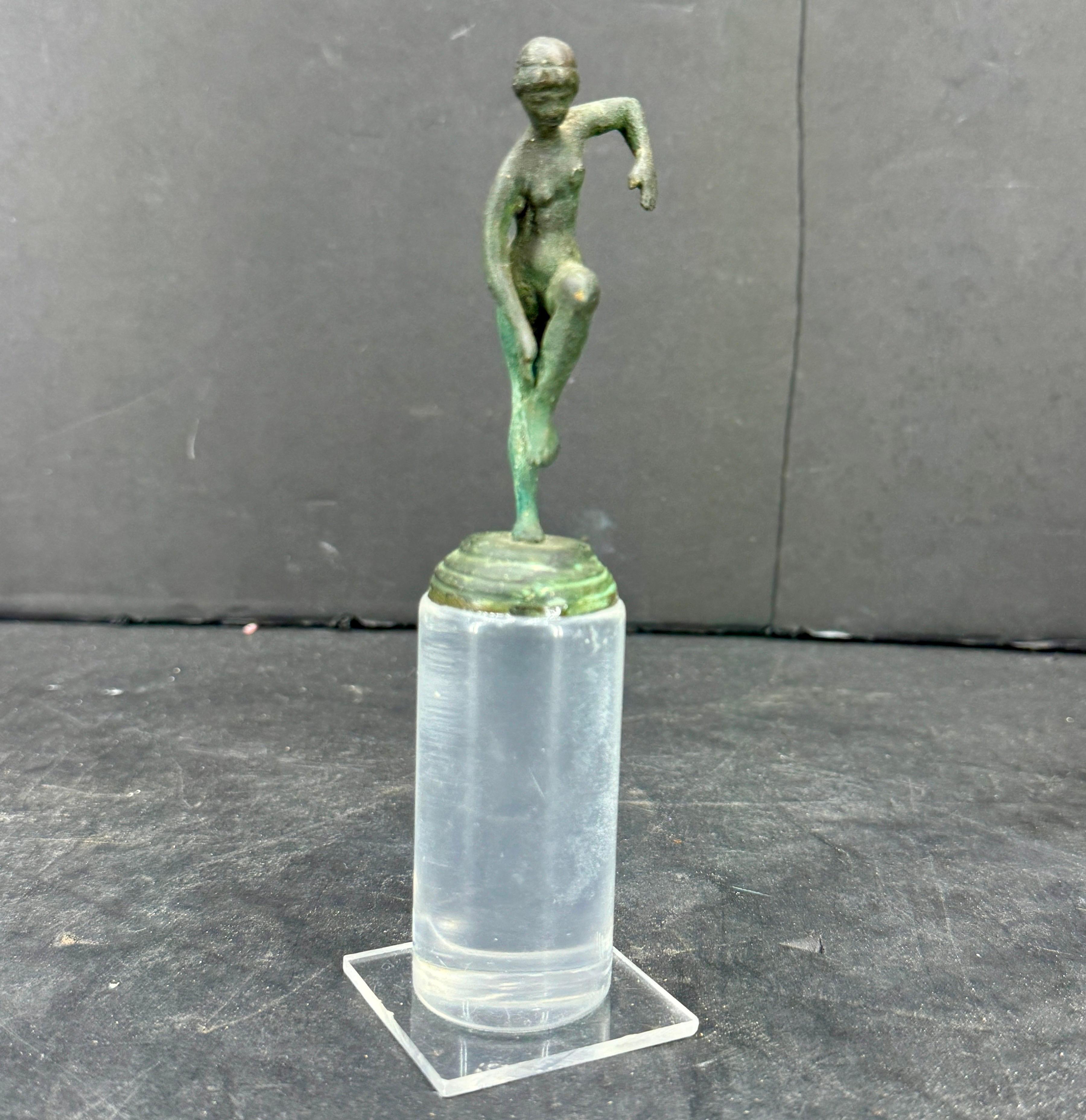 Pequeña Escultura Desnuda de Bronce de Mujer Posando sobre Base de Lucite en venta 6