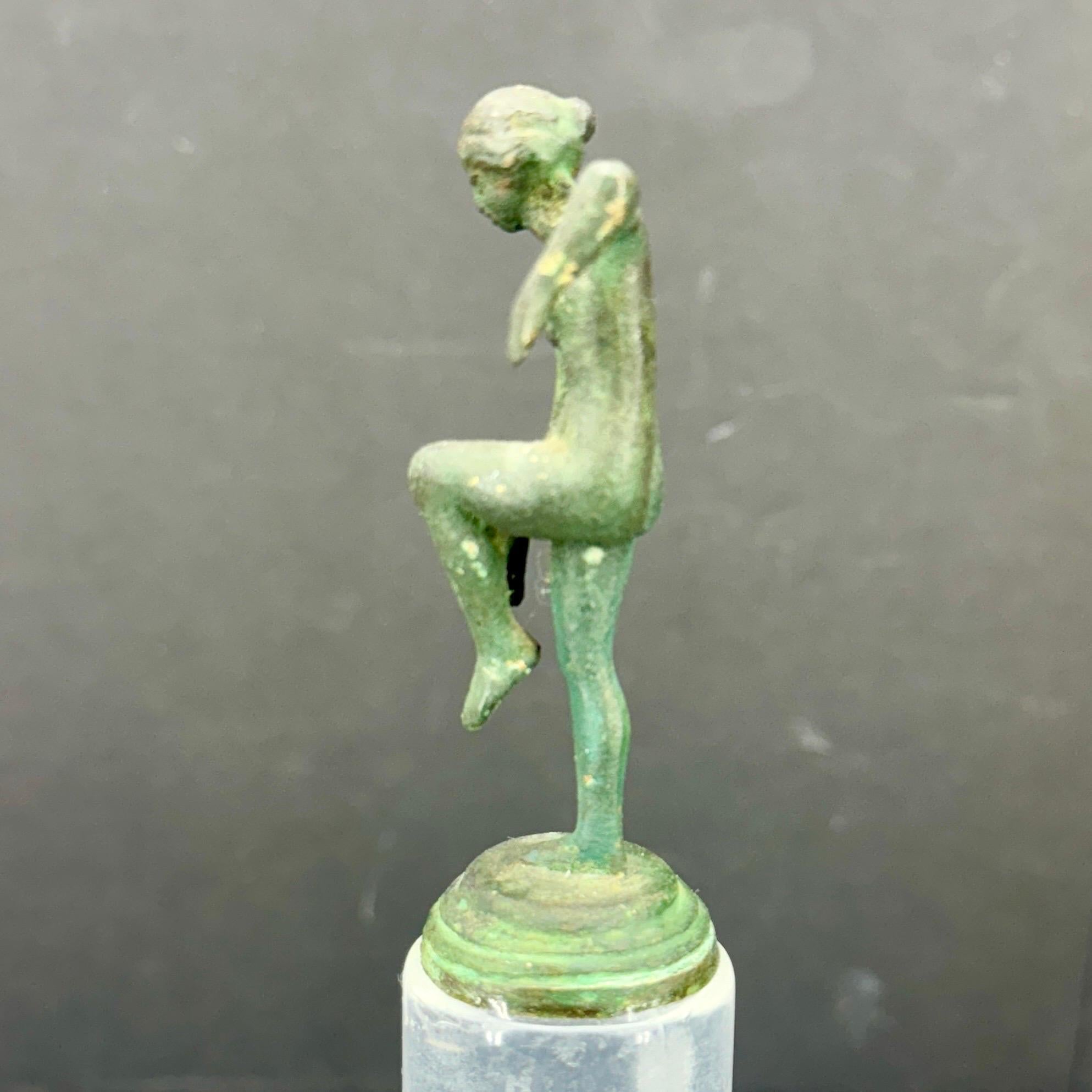 Pequeña Escultura Desnuda de Bronce de Mujer Posando sobre Base de Lucite en venta 7