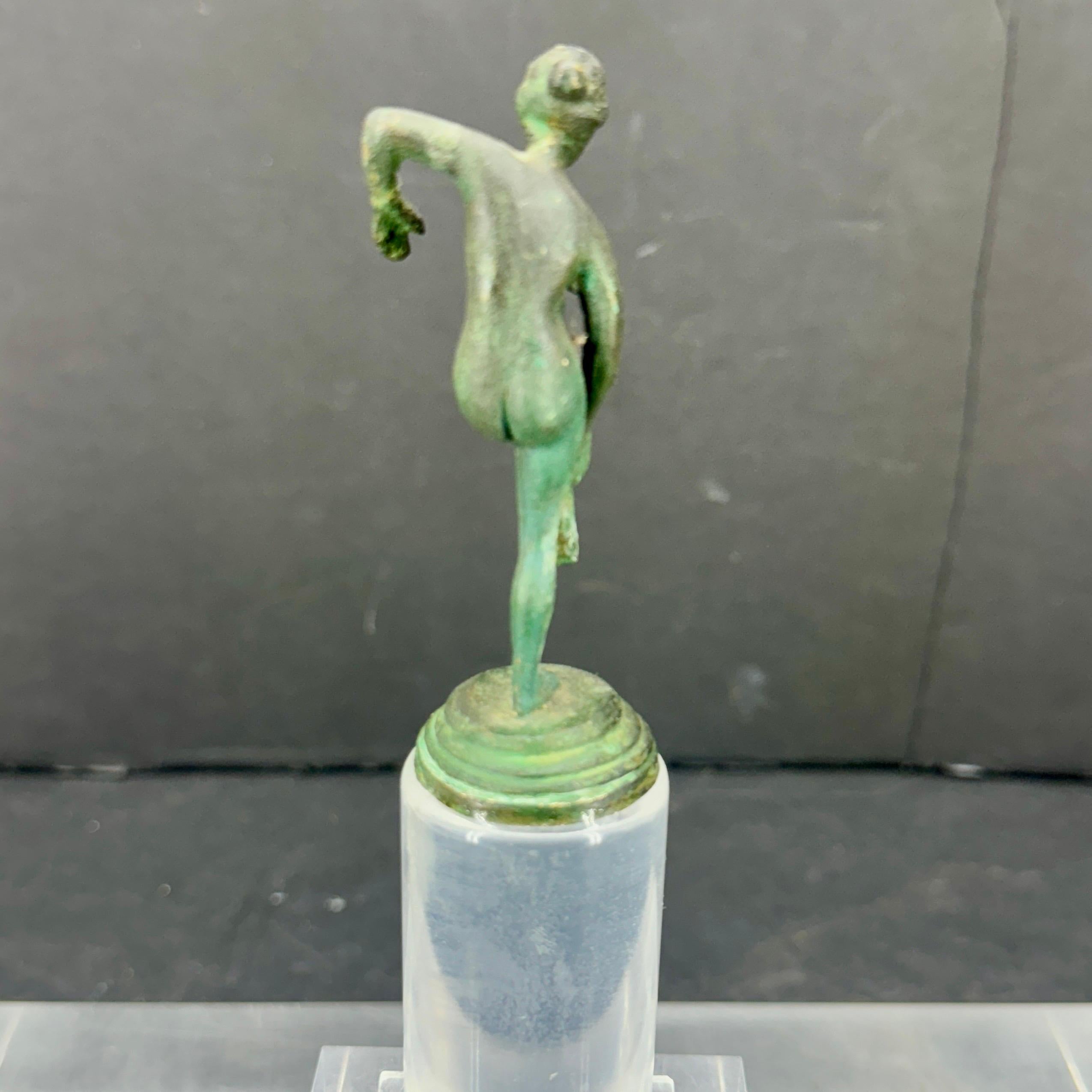Pequeña Escultura Desnuda de Bronce de Mujer Posando sobre Base de Lucite en venta 8