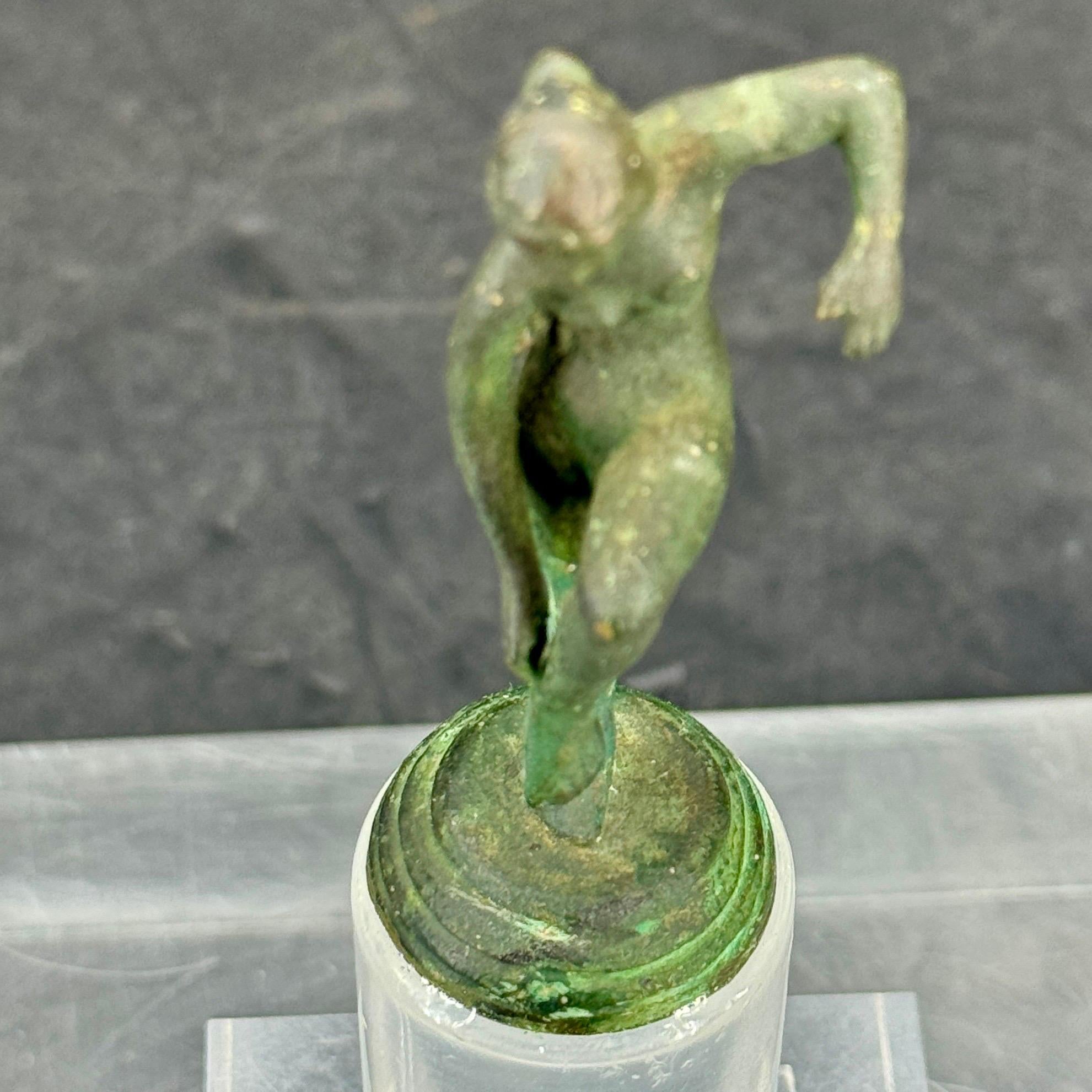 Pequeña Escultura Desnuda de Bronce de Mujer Posando sobre Base de Lucite en venta 9