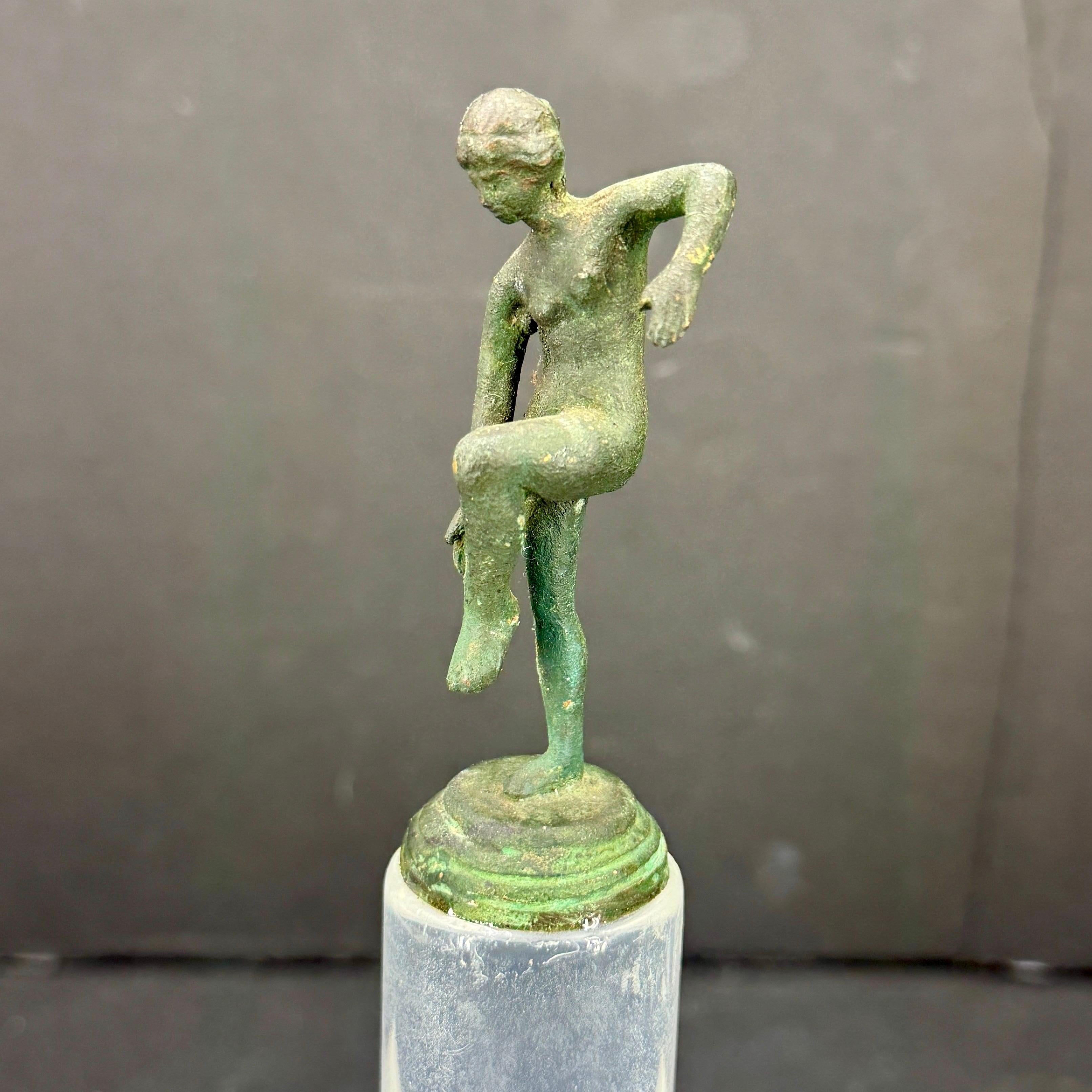 Pequeña Escultura Desnuda de Bronce de Mujer Posando sobre Base de Lucite Art Decó en venta