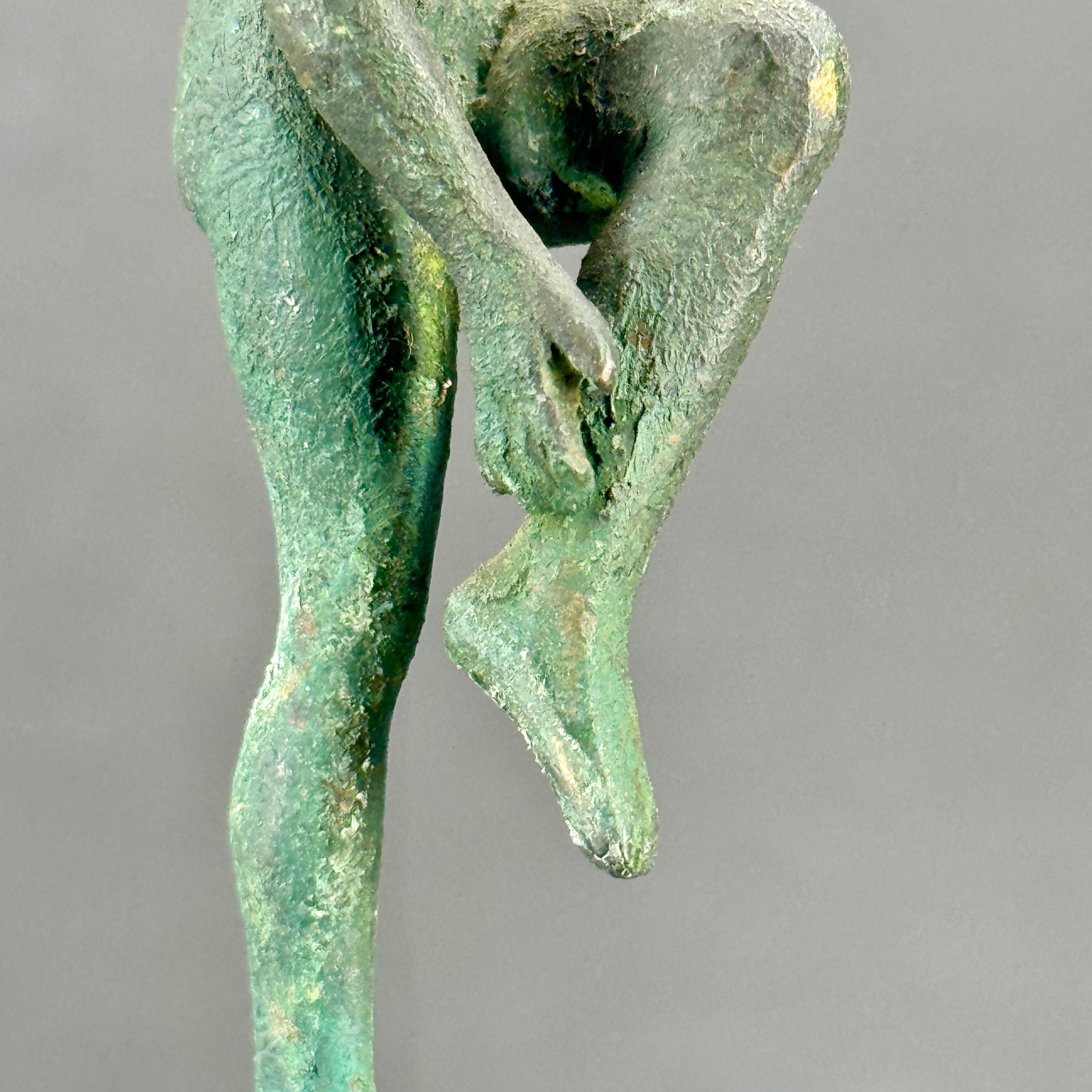 Pequeña Escultura Desnuda de Bronce de Mujer Posando sobre Base de Lucite Hecho a mano en venta