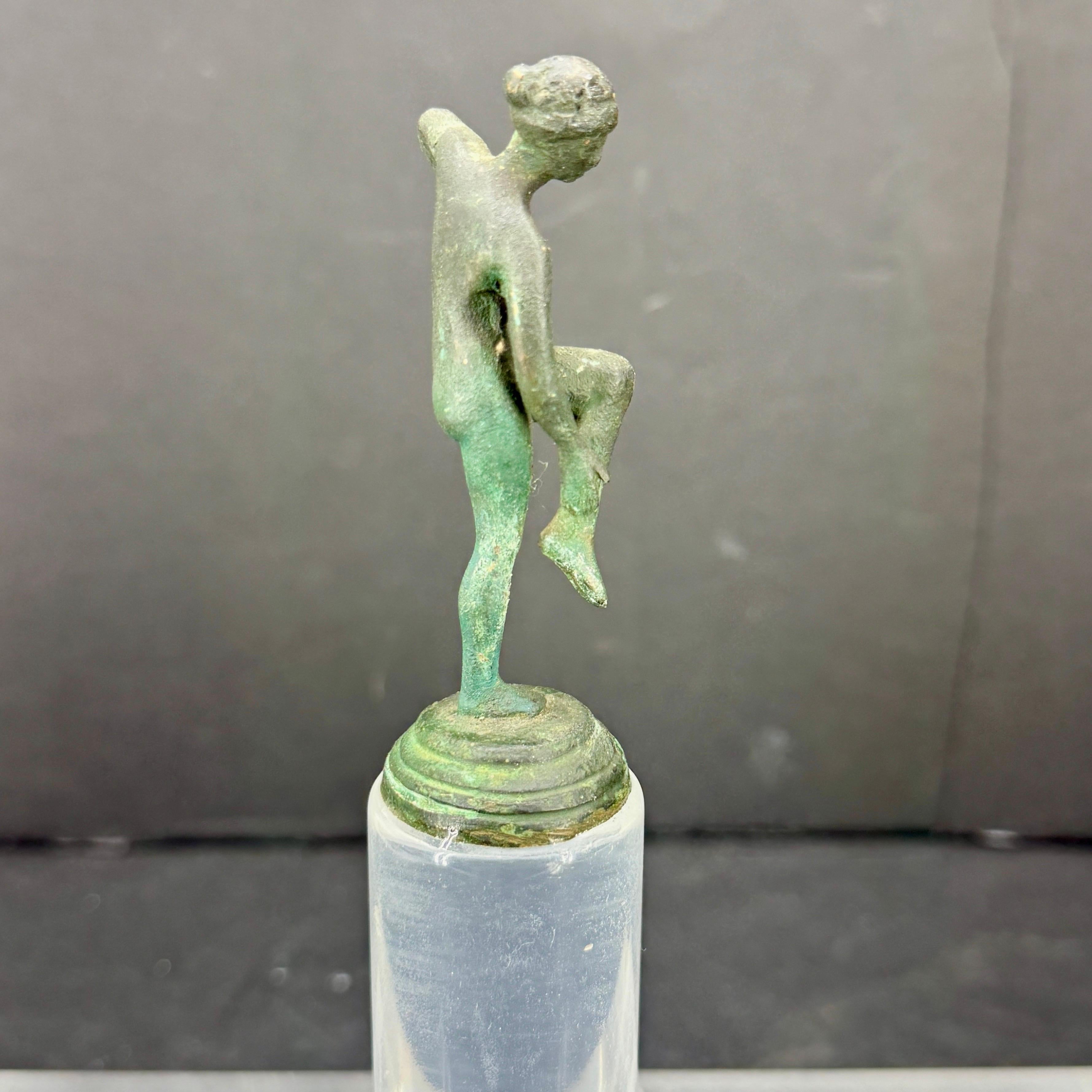 Pequeña Escultura Desnuda de Bronce de Mujer Posando sobre Base de Lucite en Bueno estado para la venta en Haddonfield, NJ