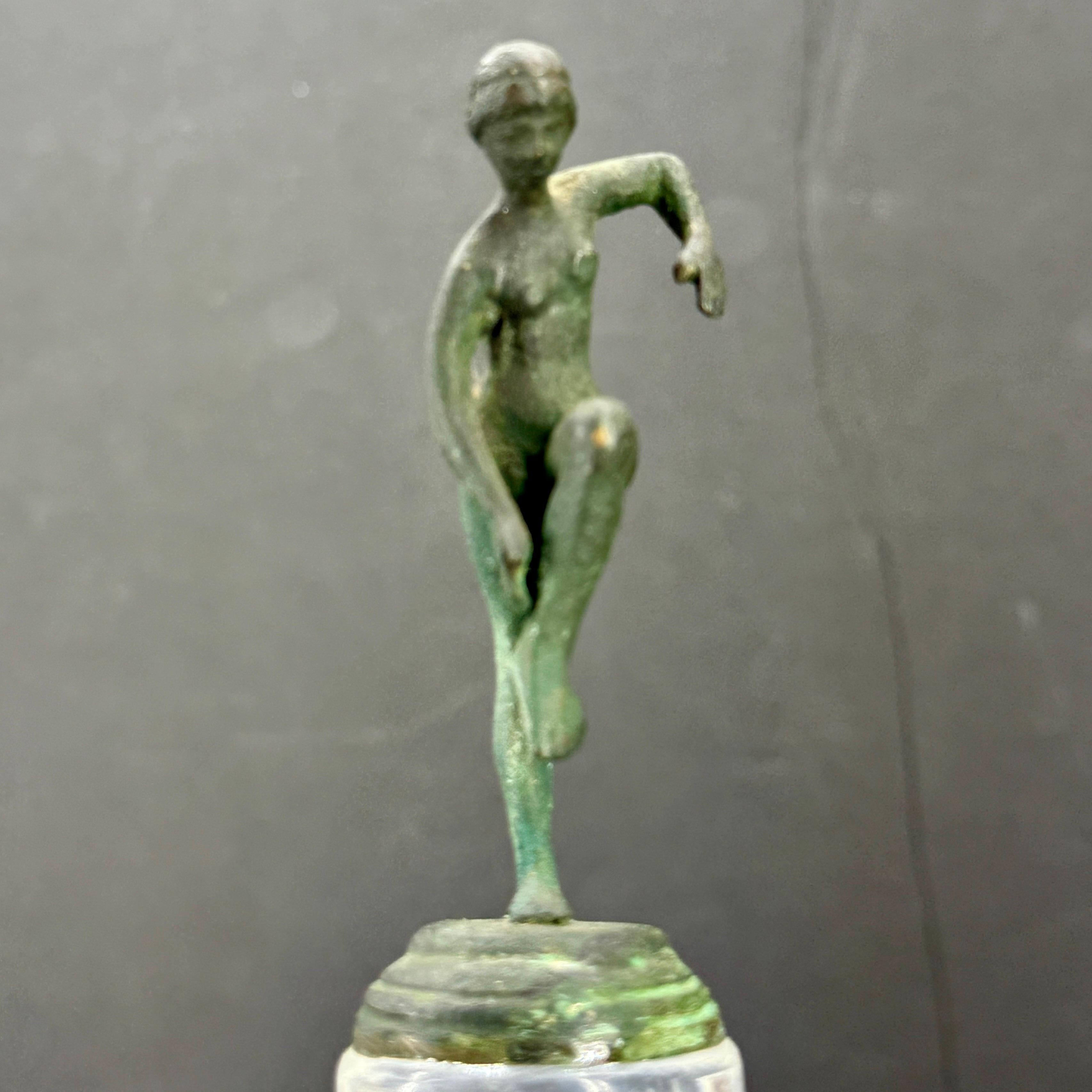 Pequeña Escultura Desnuda de Bronce de Mujer Posando sobre Base de Lucite siglo XX en venta