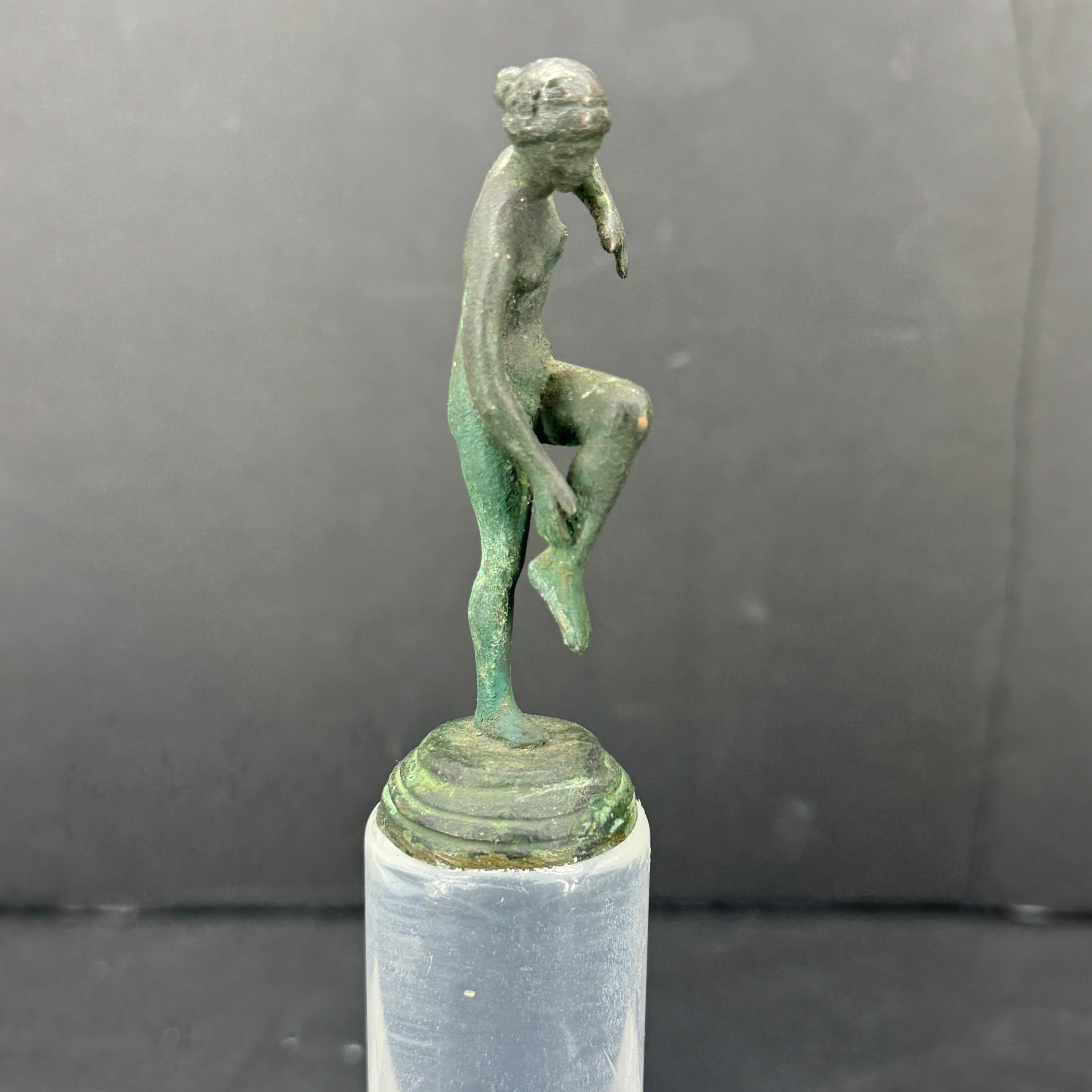 Pequeña Escultura Desnuda de Bronce de Mujer Posando sobre Base de Lucite en venta 1
