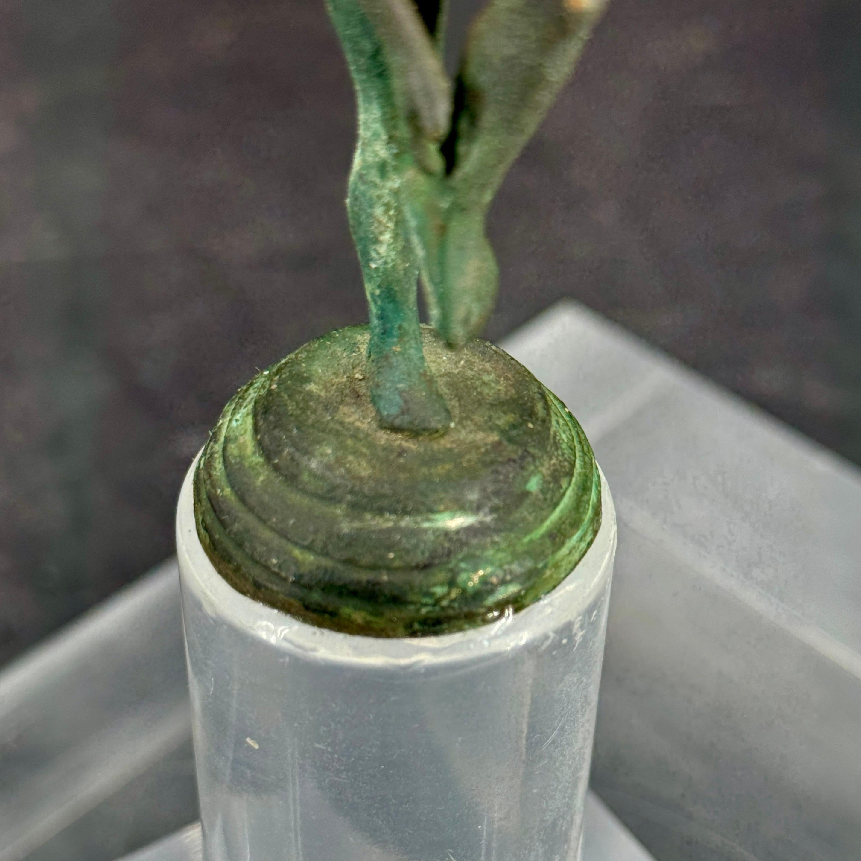 Pequeña Escultura Desnuda de Bronce de Mujer Posando sobre Base de Lucite en venta 2