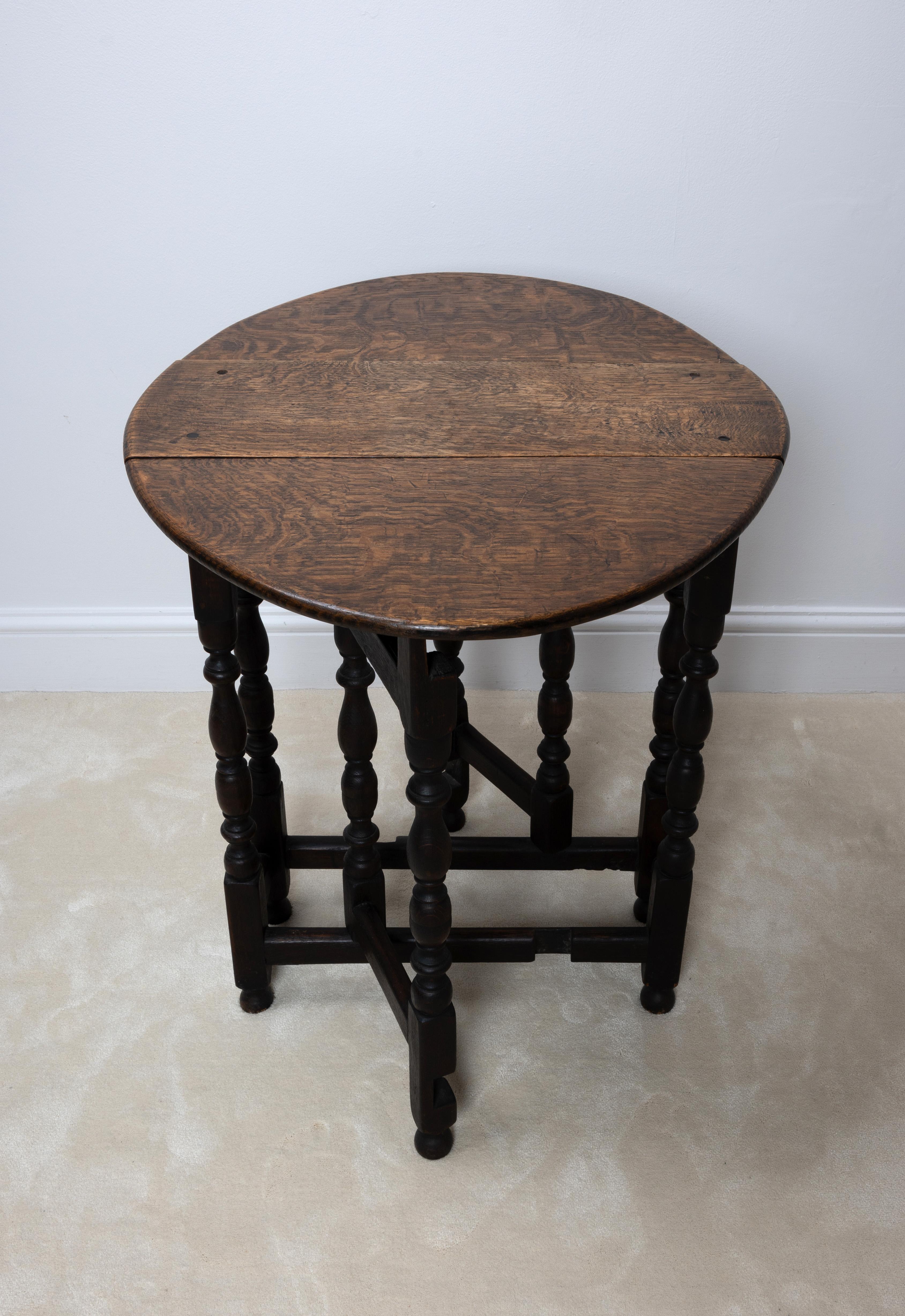 Small Oak 17th Century Style Gate Leg Drop Leaf Table Side Table For Sale 4