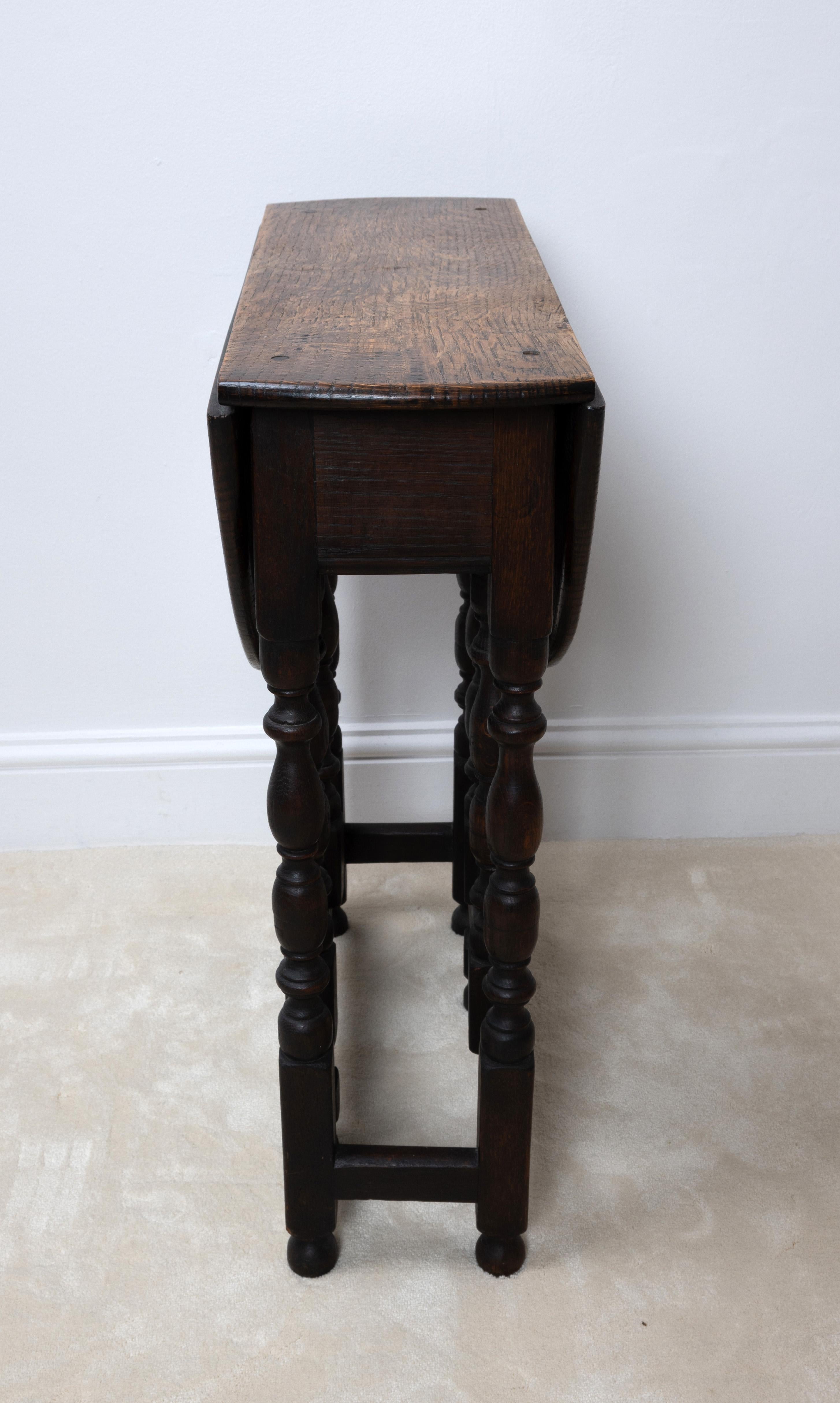 English Small Oak 17th Century Style Gate Leg Drop Leaf Table Side Table For Sale