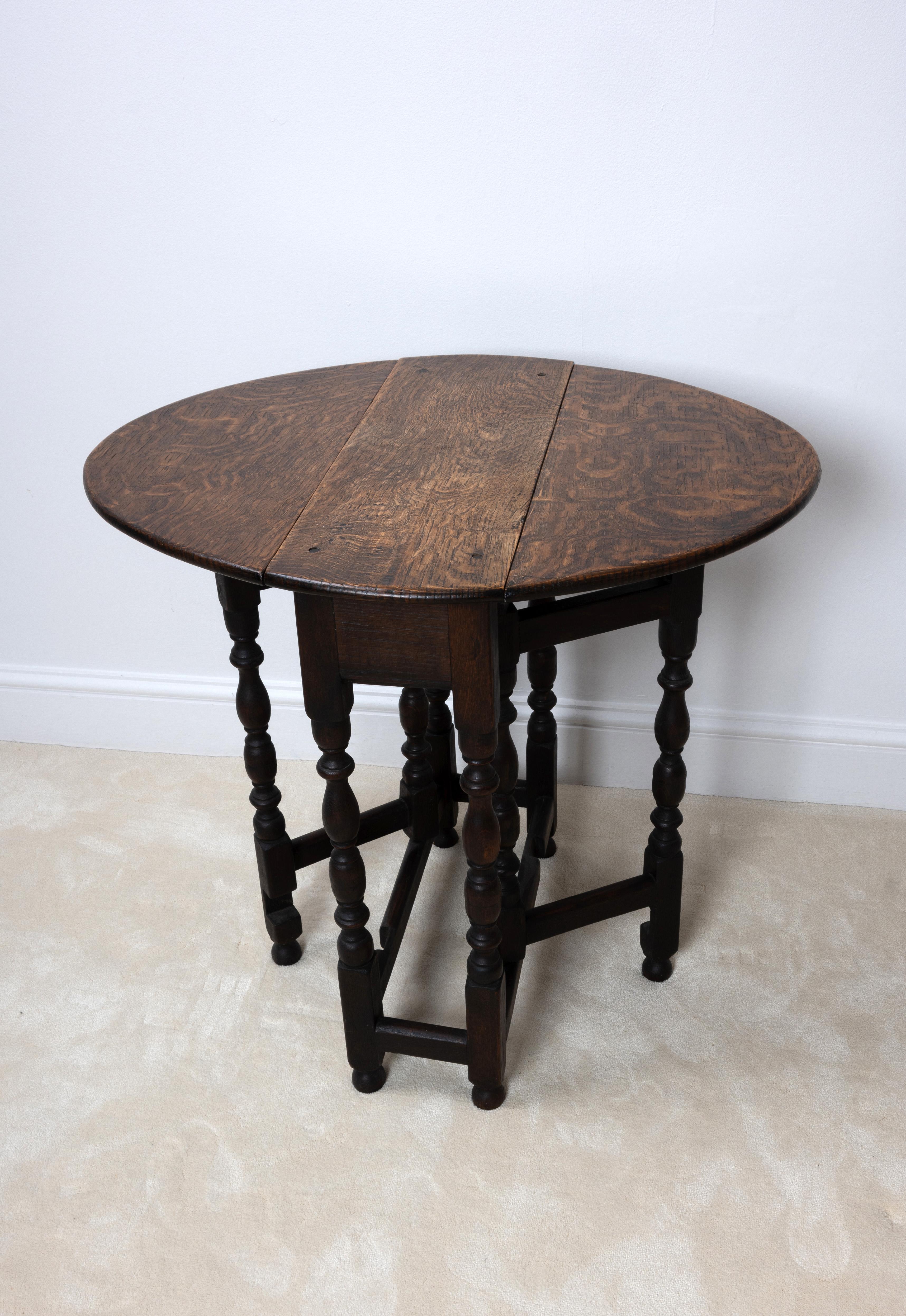 Small Oak 17th Century Style Gate Leg Drop Leaf Table Side Table In Good Condition For Sale In London, GB
