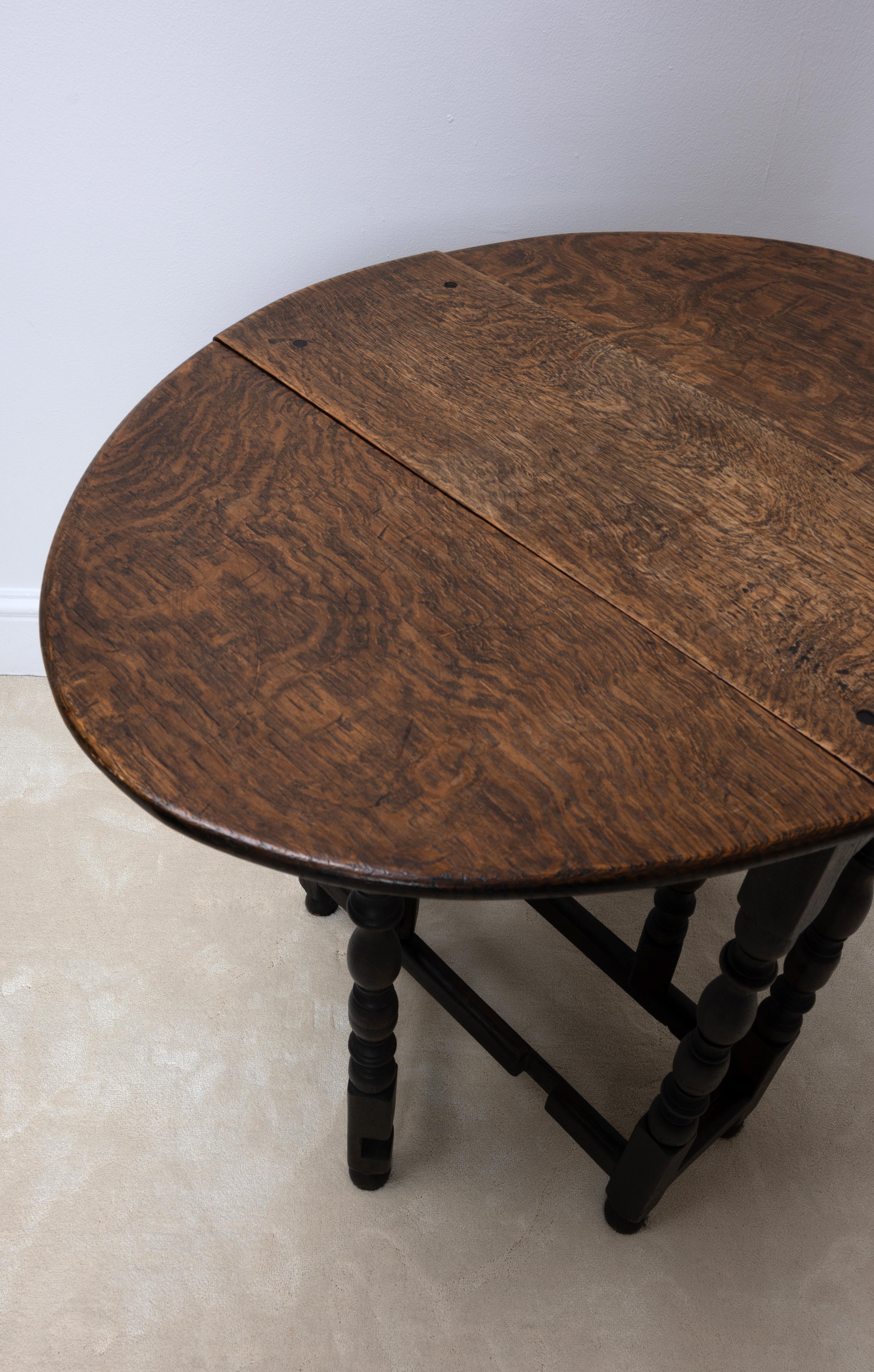 Small Oak 17th Century Style Gate Leg Drop Leaf Table Side Table For Sale 1