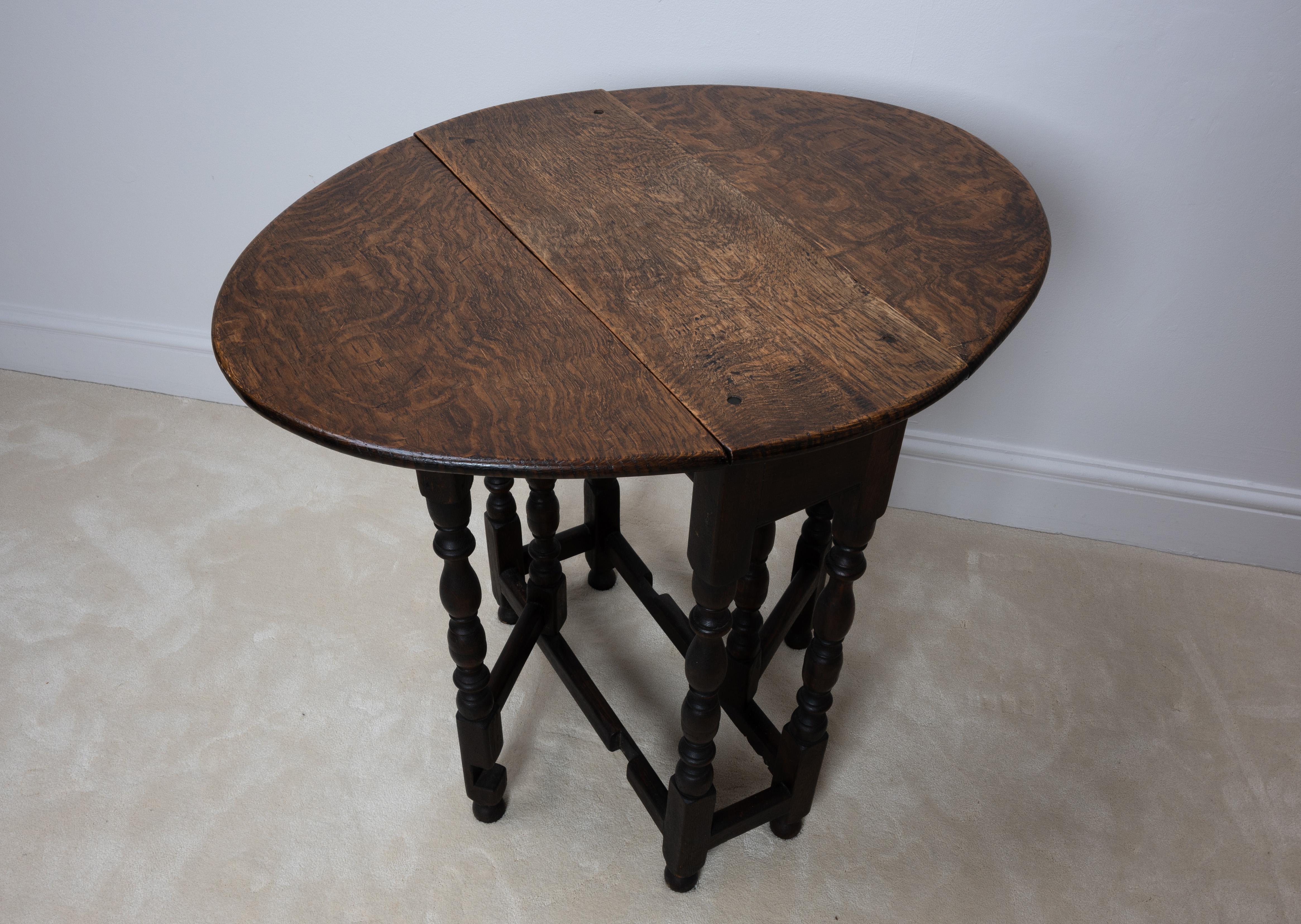 Small Oak 17th Century Style Gate Leg Drop Leaf Table Side Table For Sale 2