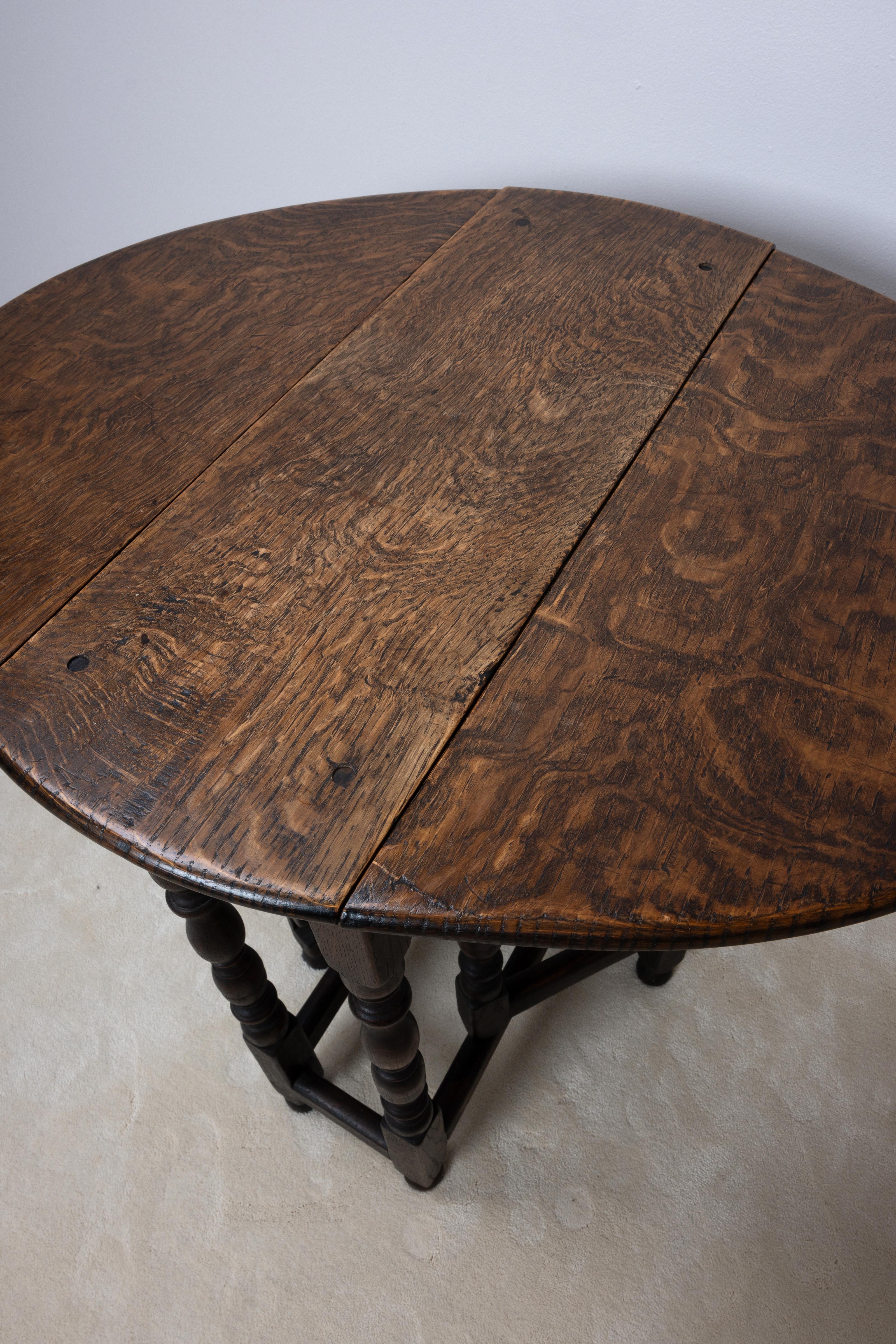 Small Oak 17th Century Style Gate Leg Drop Leaf Table Side Table For Sale 3