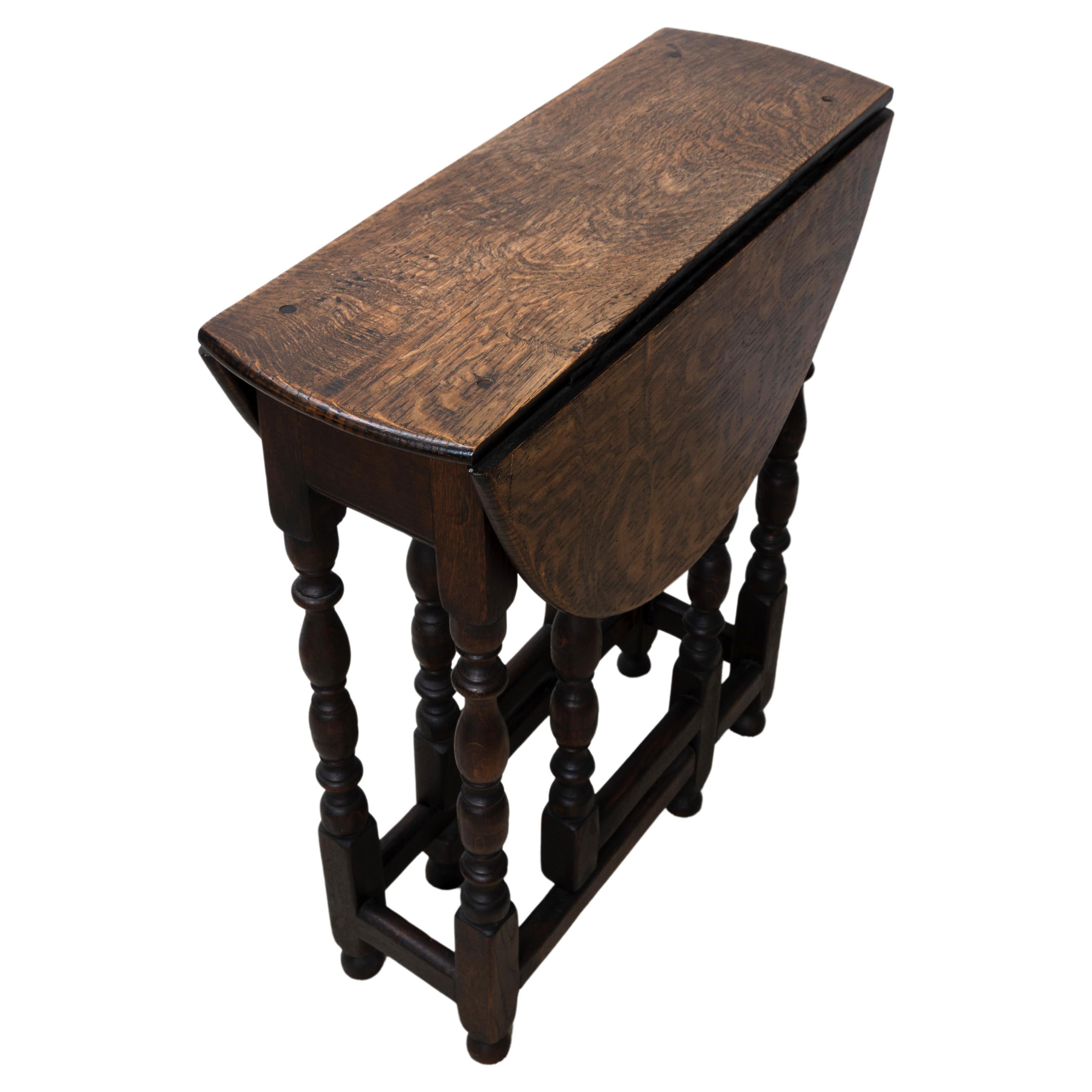 Petite table d'appoint à abattant en chêne de style XVIIe siècle à pied en treillis