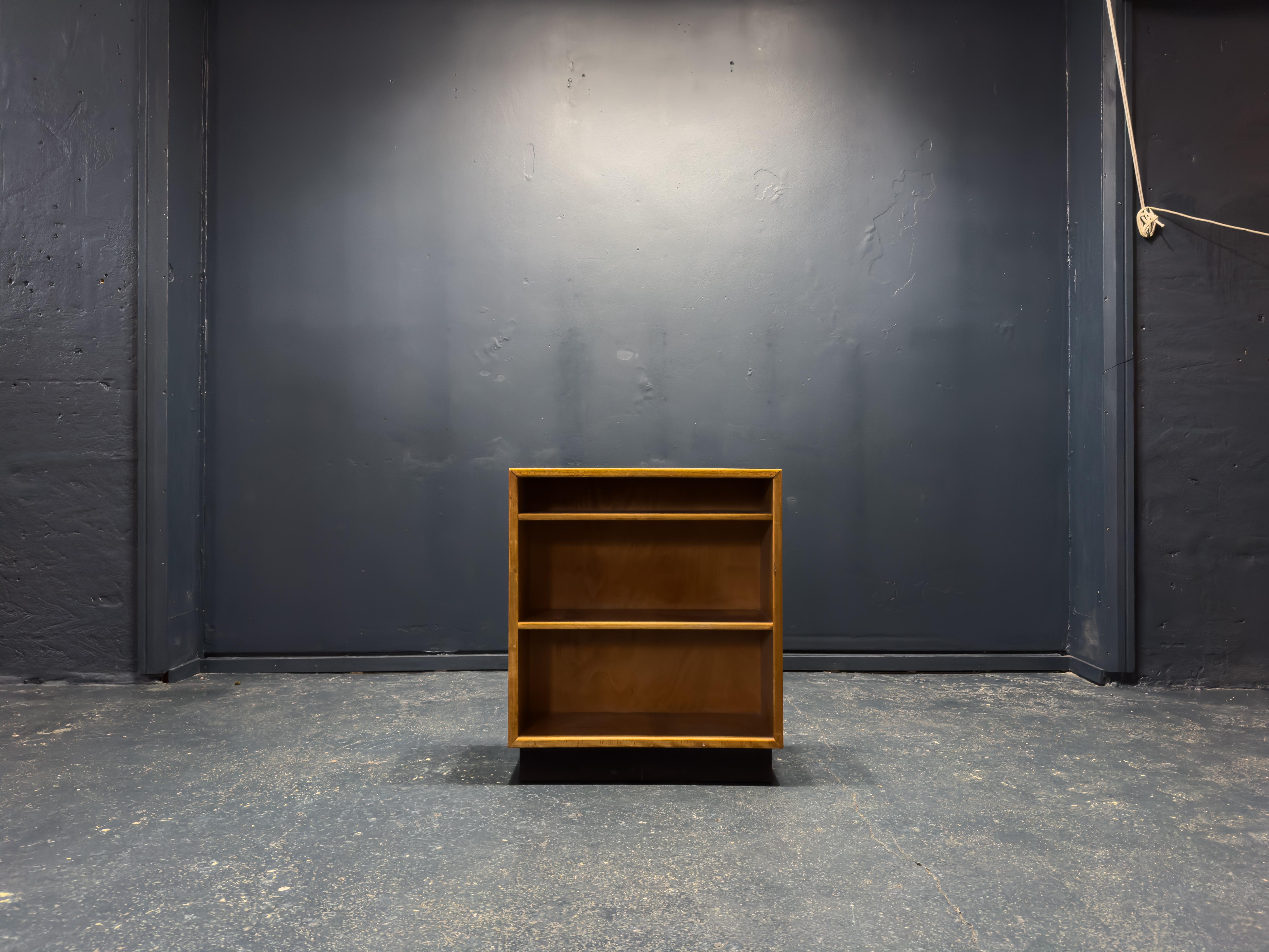 Questa libreria in rovere massiccio è un pezzo di ottima fattura che incarna semplicità, funzionalità e design senza tempo. Realizzato in caldo rovere color miele, le venature del legno mostrano variazioni naturali e profondità, aggiungendo un senso