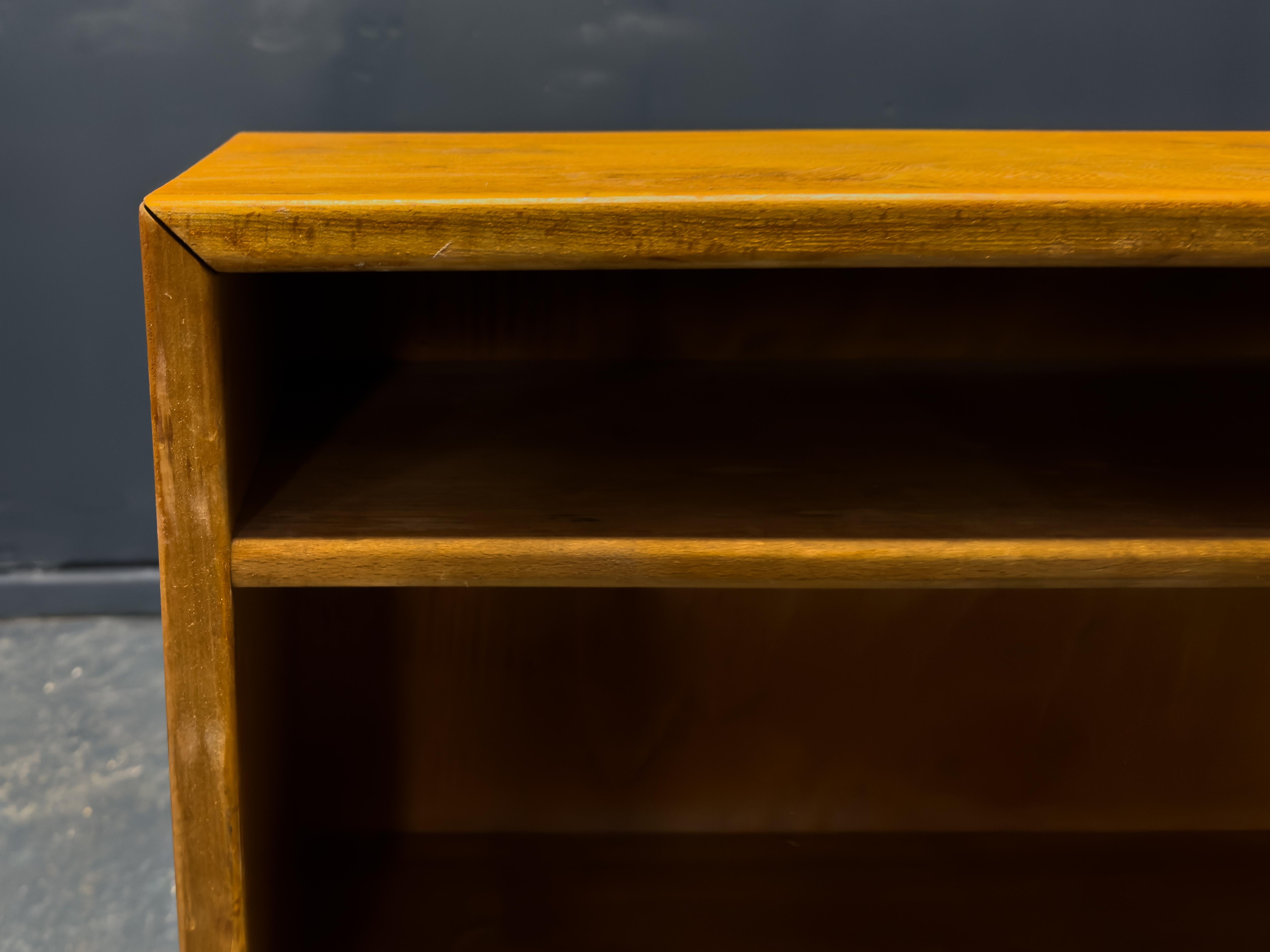 Metà XX secolo Libreria piccola in Oak in vendita