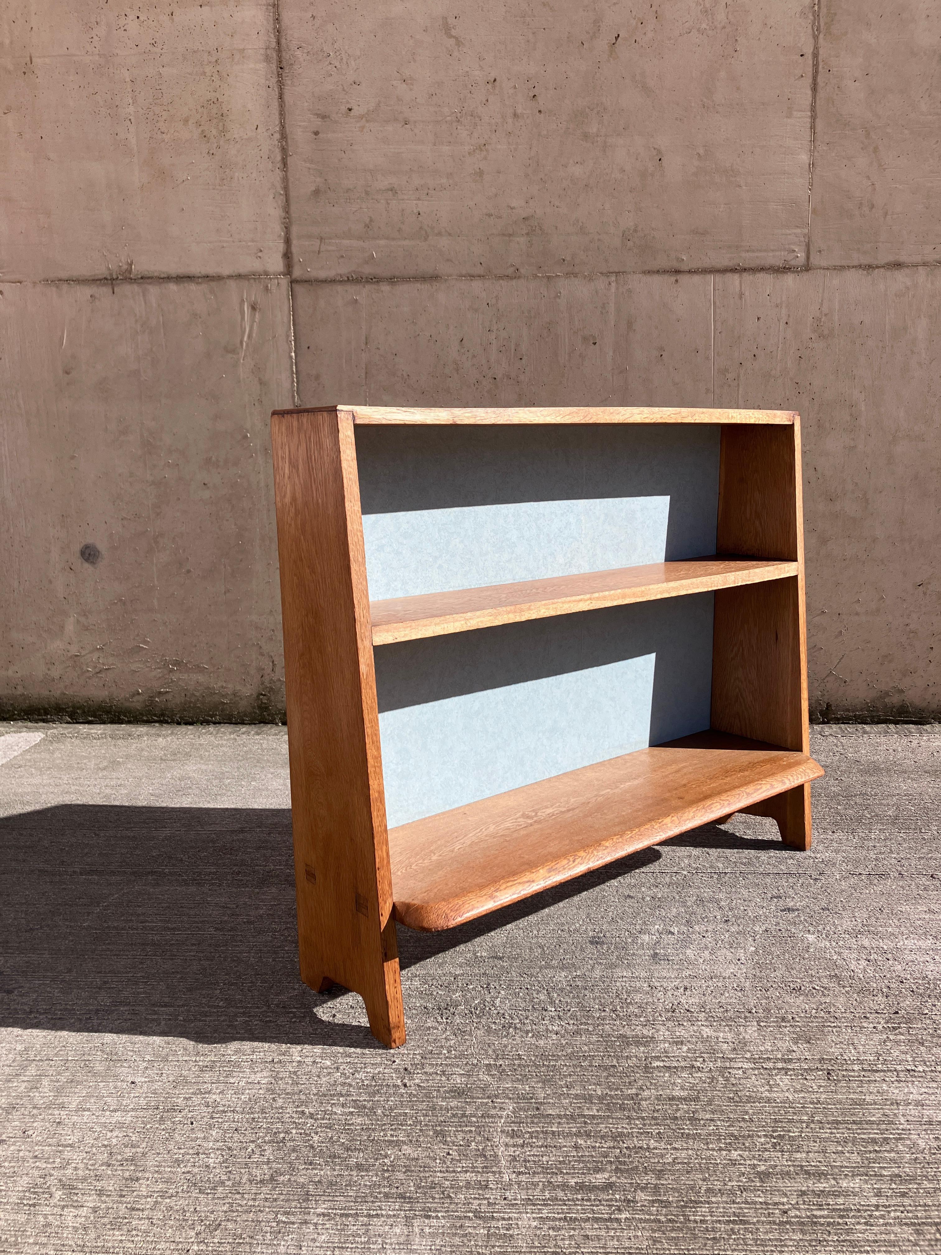 Mid-Century moderno Small Mid Century Solid Oak Freestanding Bookcase Made in England in vendita
