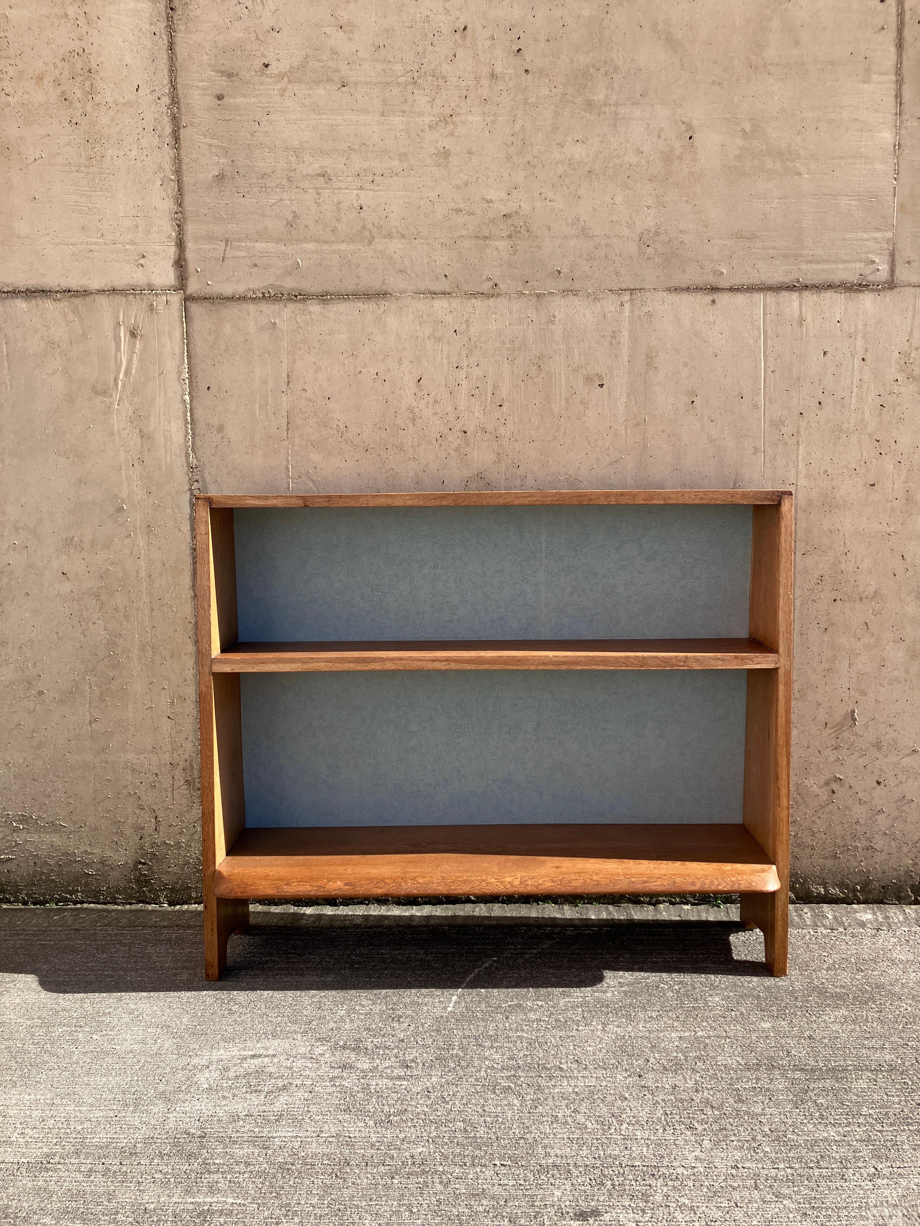 Inglese Small Mid Century Solid Oak Freestanding Bookcase Made in England in vendita