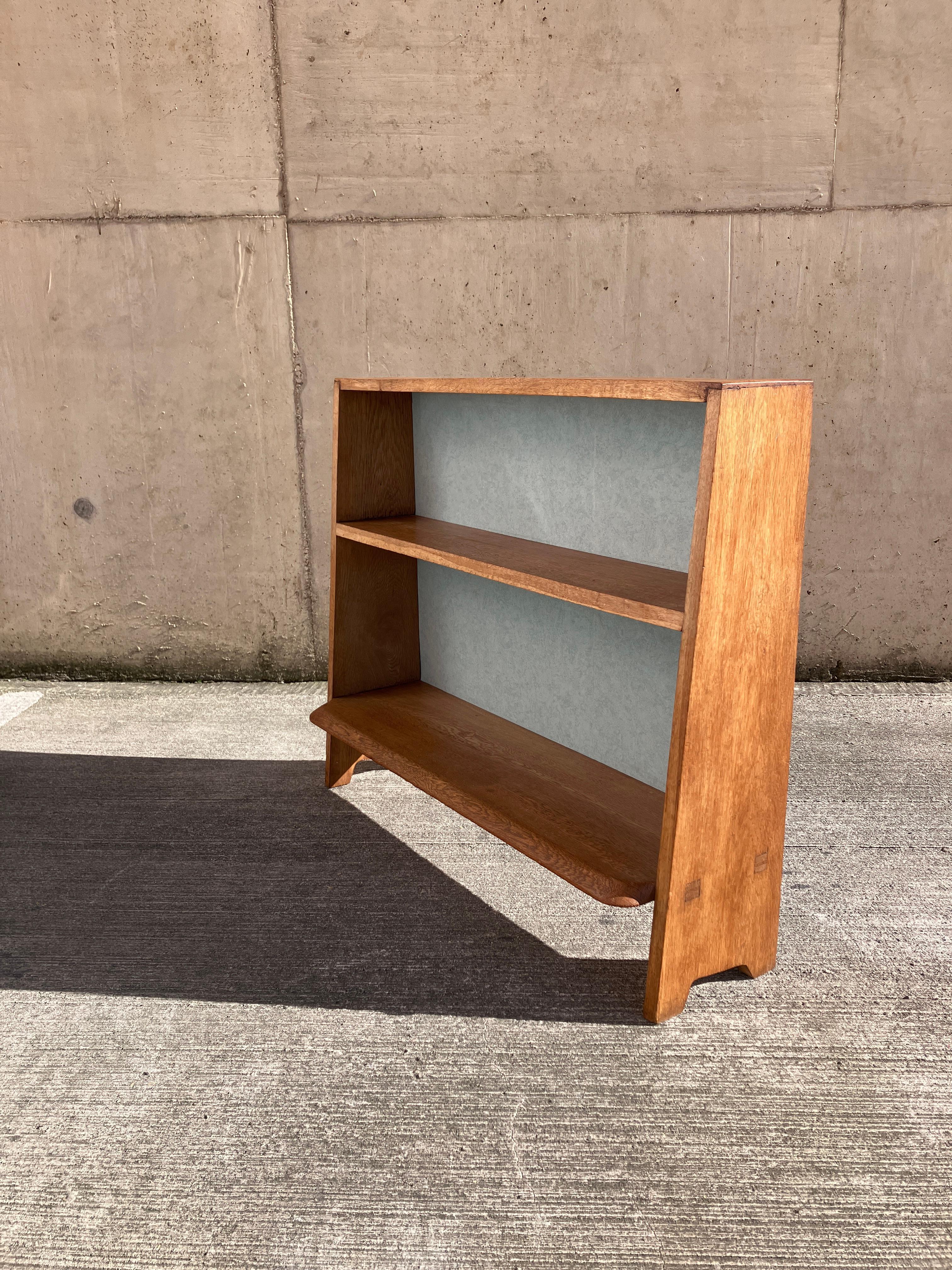 Metà XX secolo Small Mid Century Solid Oak Freestanding Bookcase Made in England in vendita
