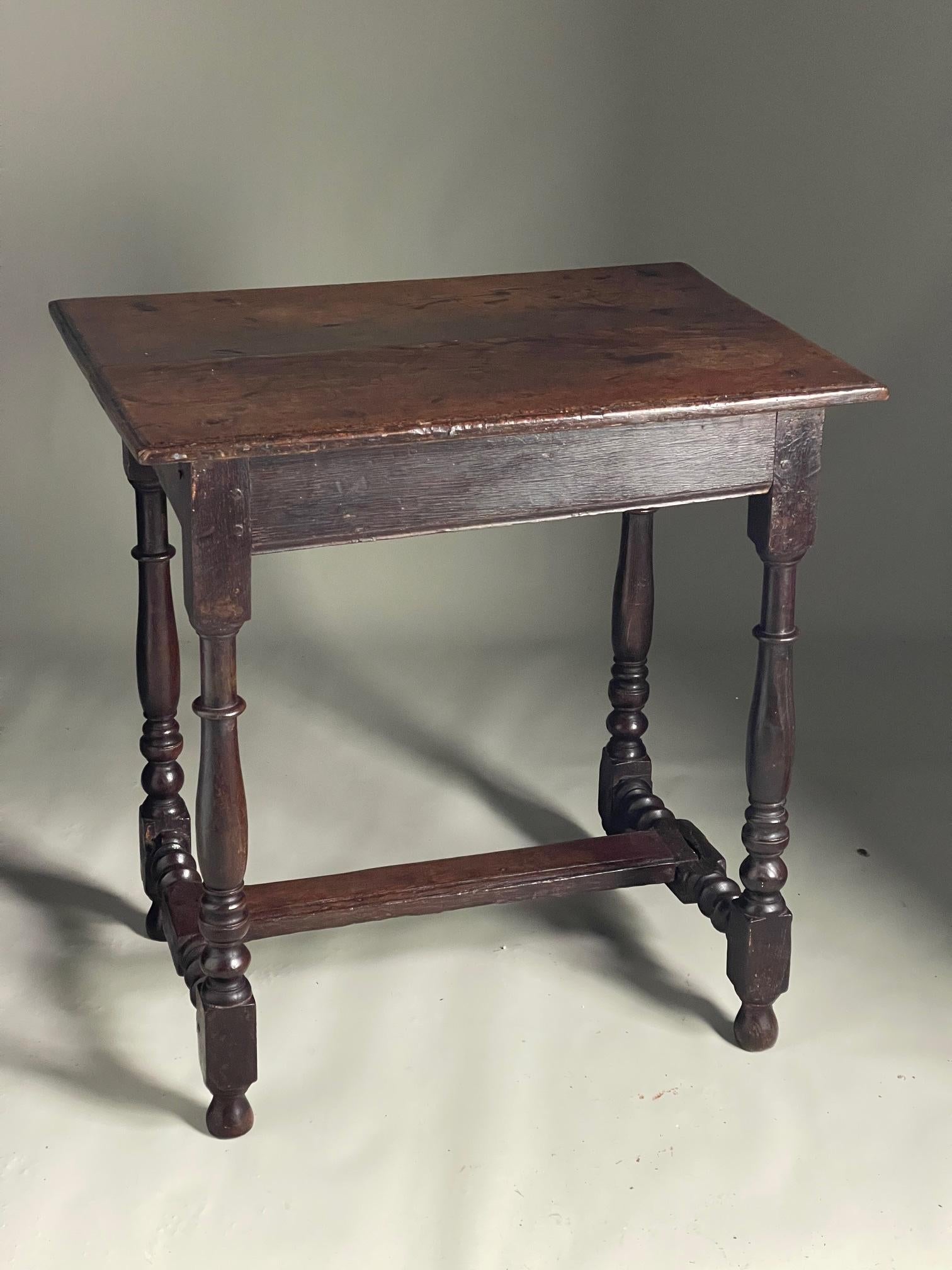 XVIIIe siècle Petite table centrale en chêne vers 1700 en vente