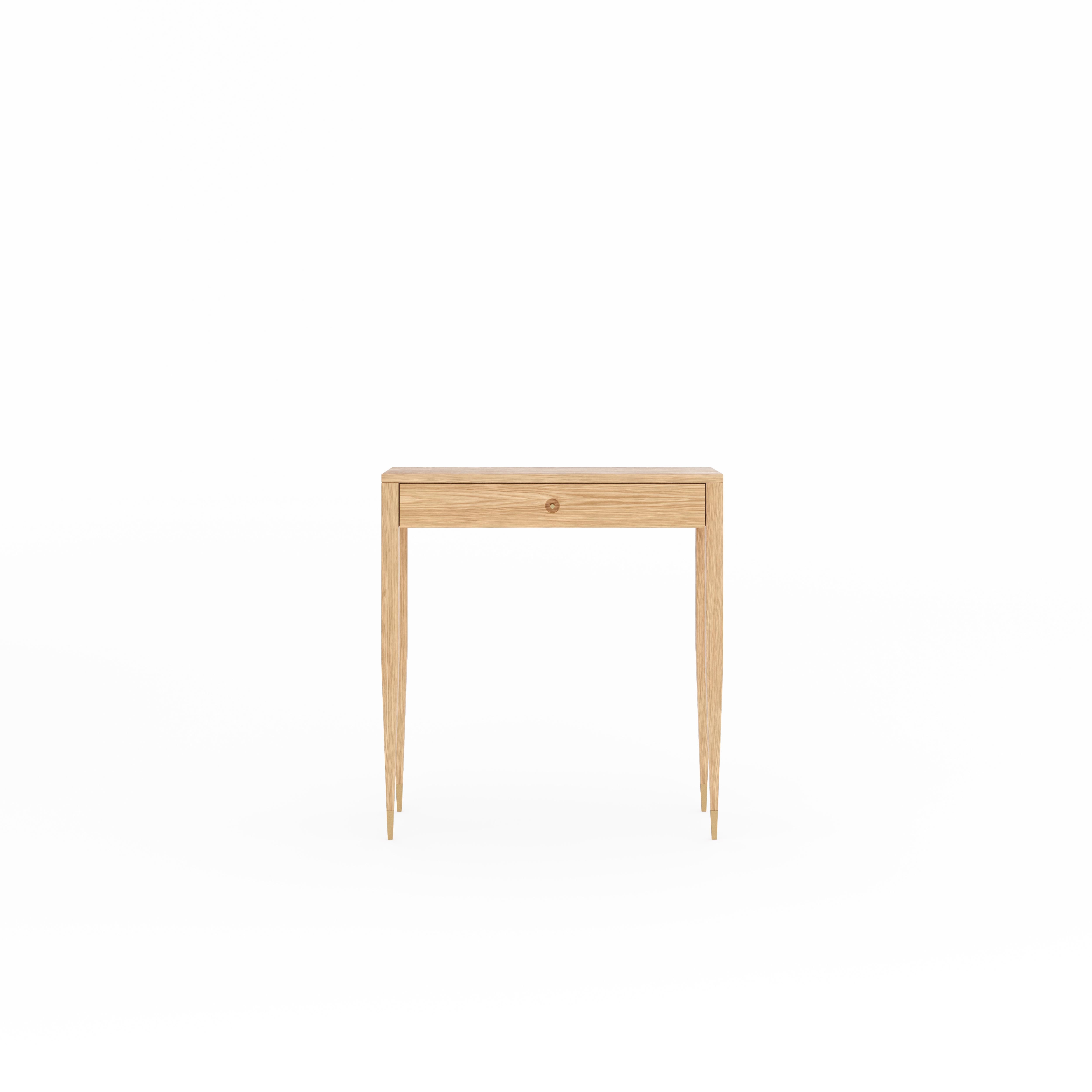 Consolle in Oak in stile metà secolo con un cassetto, quattro gambe affusolate, maniglia in ottone e piedini in ottone.
Consolle in legno massiccio di Oak e legno rivestito con impiallacciatura di rovere naturale.
Perfetto come tavolo da console,