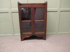 Petite bibliothèque/armoire vitrée en Oak avec Gallery