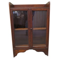 Petite bibliothèque/armoire vitrée en Oak avec Gallery