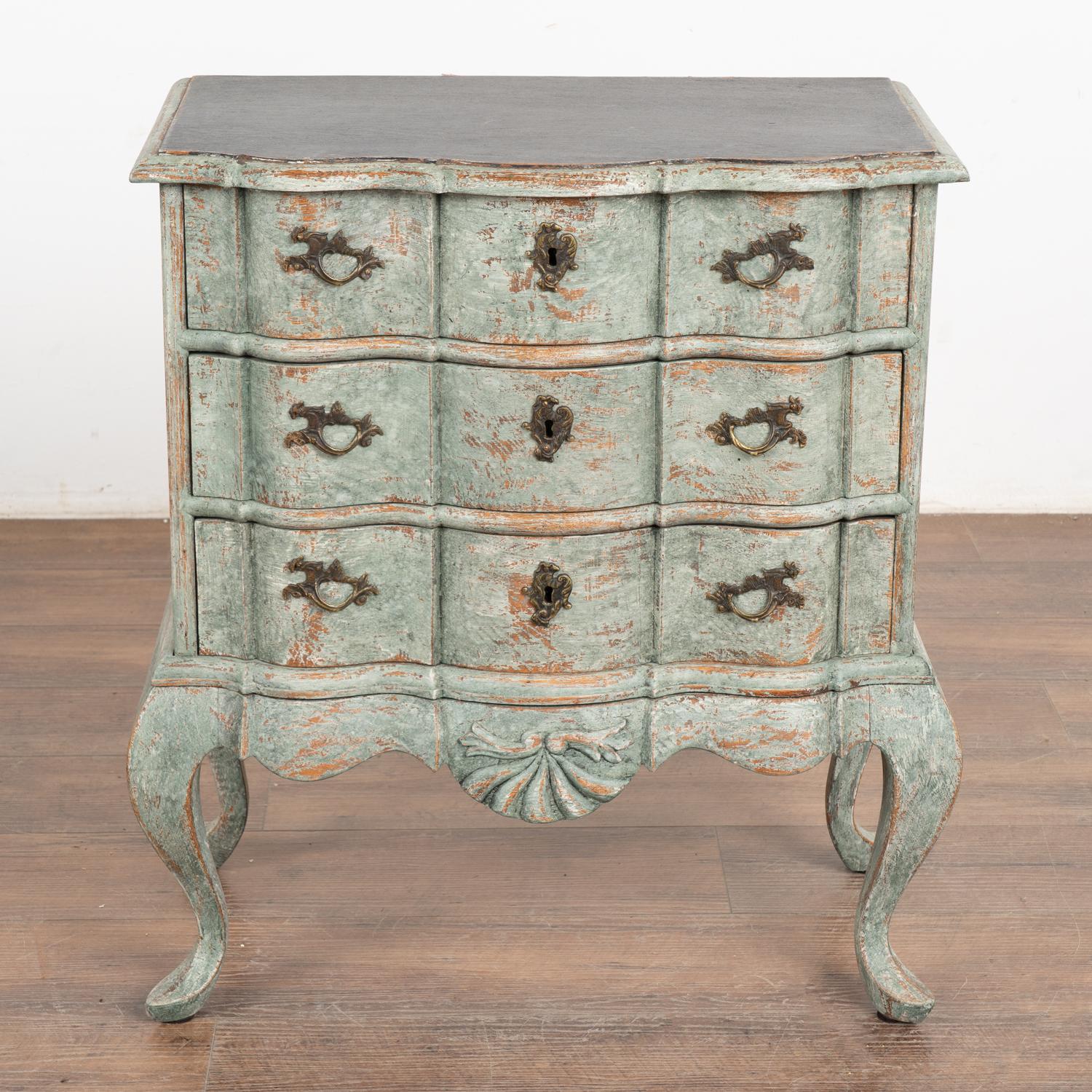 Small Oak Painted Rococo Chest of Three Drawers, Denmark circa 1800 In Good Condition For Sale In Round Top, TX