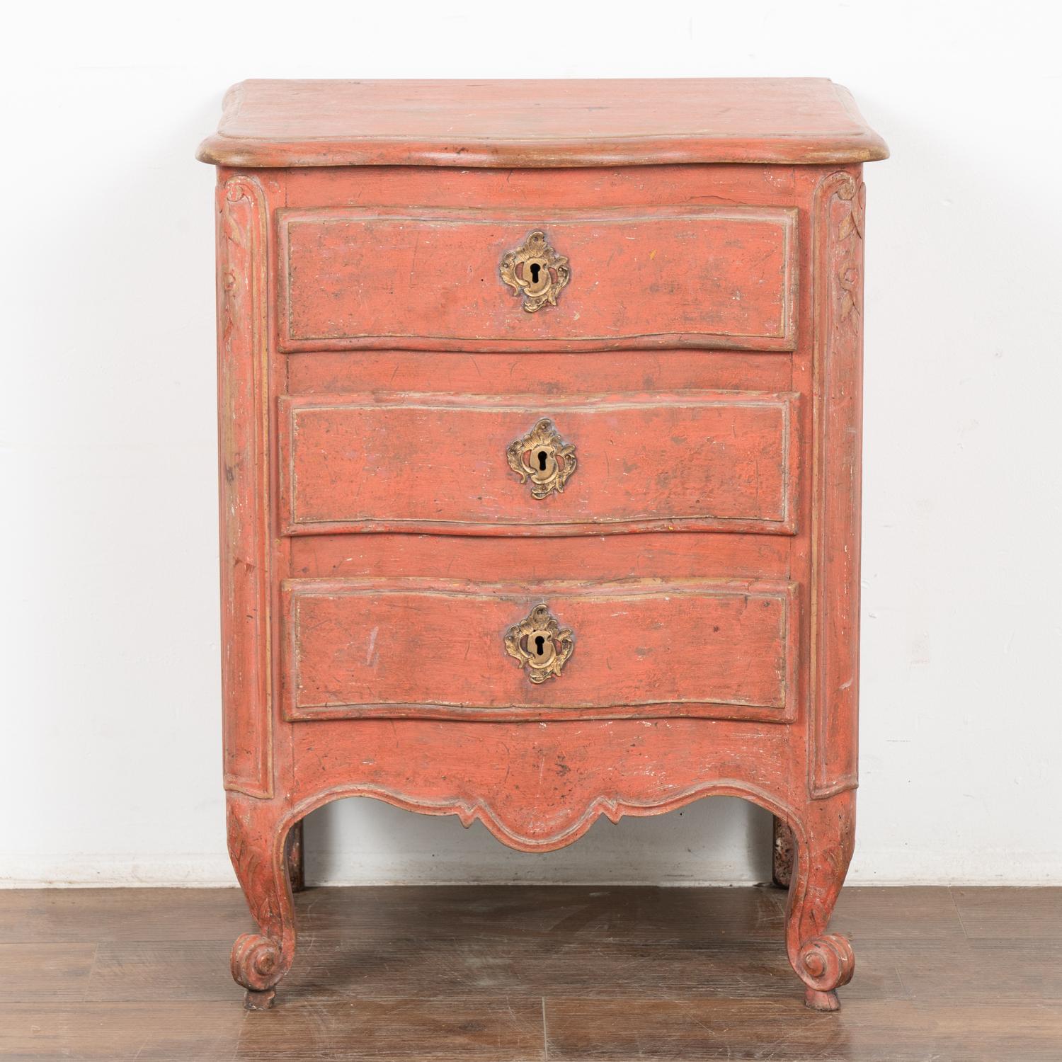 Small Oak Rococo Chest of Three Drawers, Sweden circa 1800-40 In Good Condition For Sale In Round Top, TX