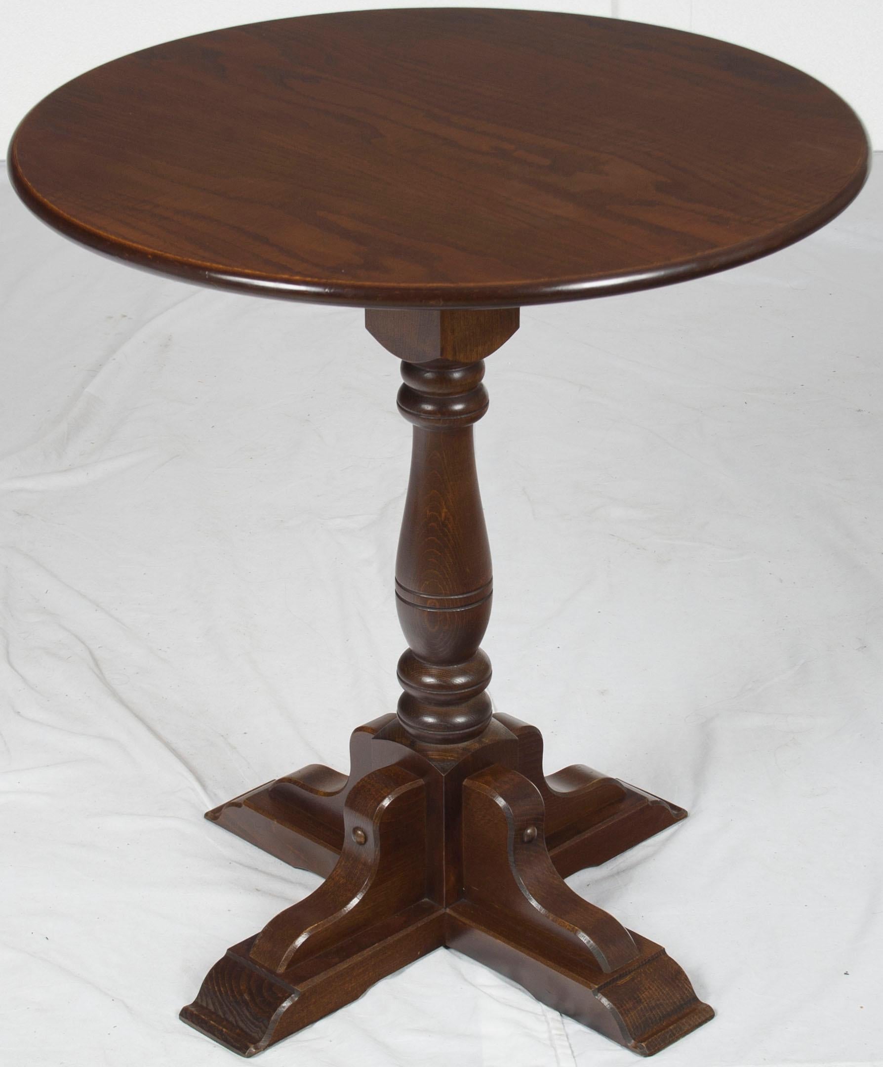 Perfect for the entryway or living room, this round centre table is beauty and elegance. Being crafted in England circa 1980, it is well-made and has a great look that will blend with lots of styles.

A lack of distracting decorations on the