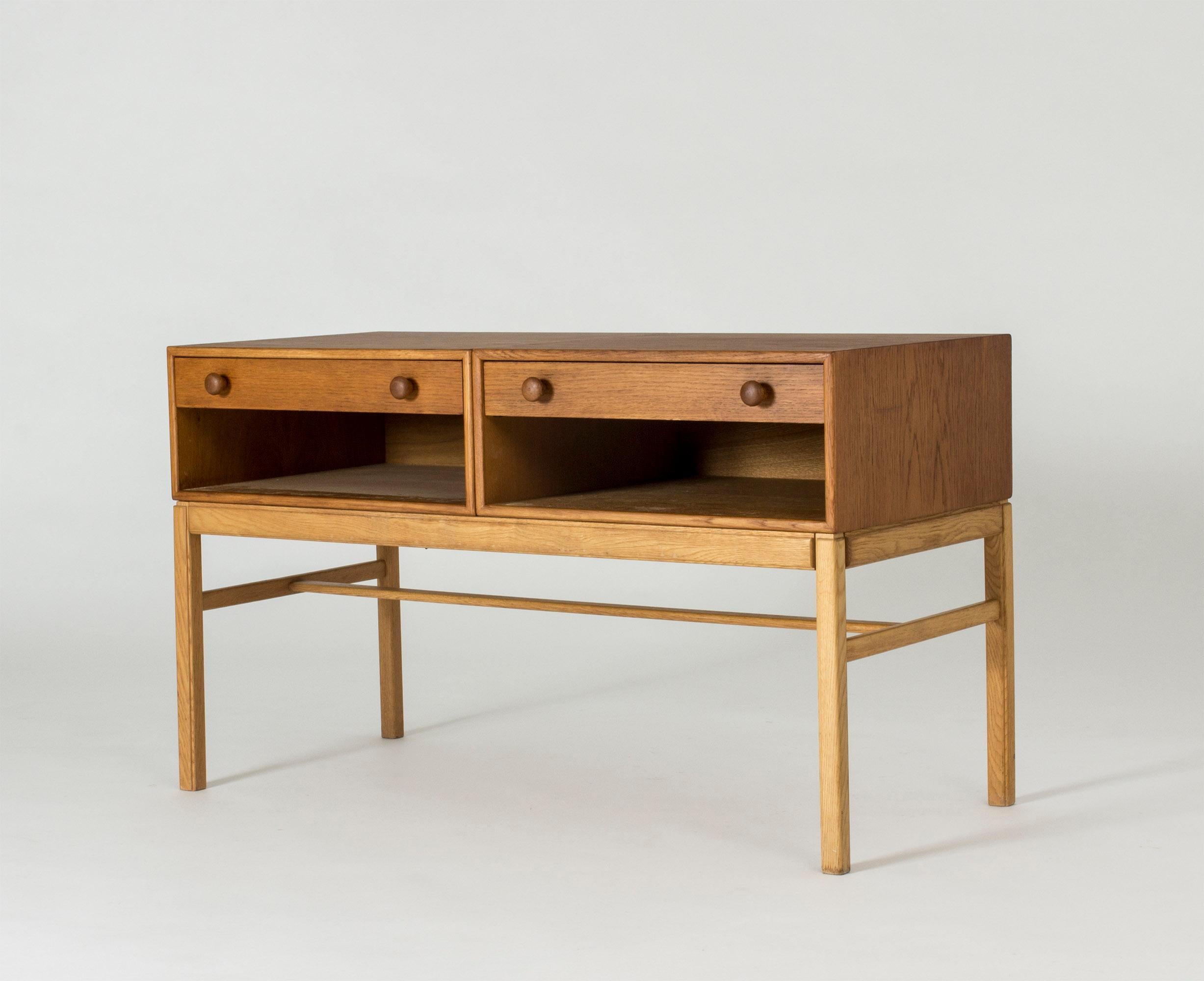 Neat, small oak sideboard by Sven Engström and Gunnar Myrstrand. Nicely sculpted handles and beautiful woodgrain. The top is made from modules that are movable.