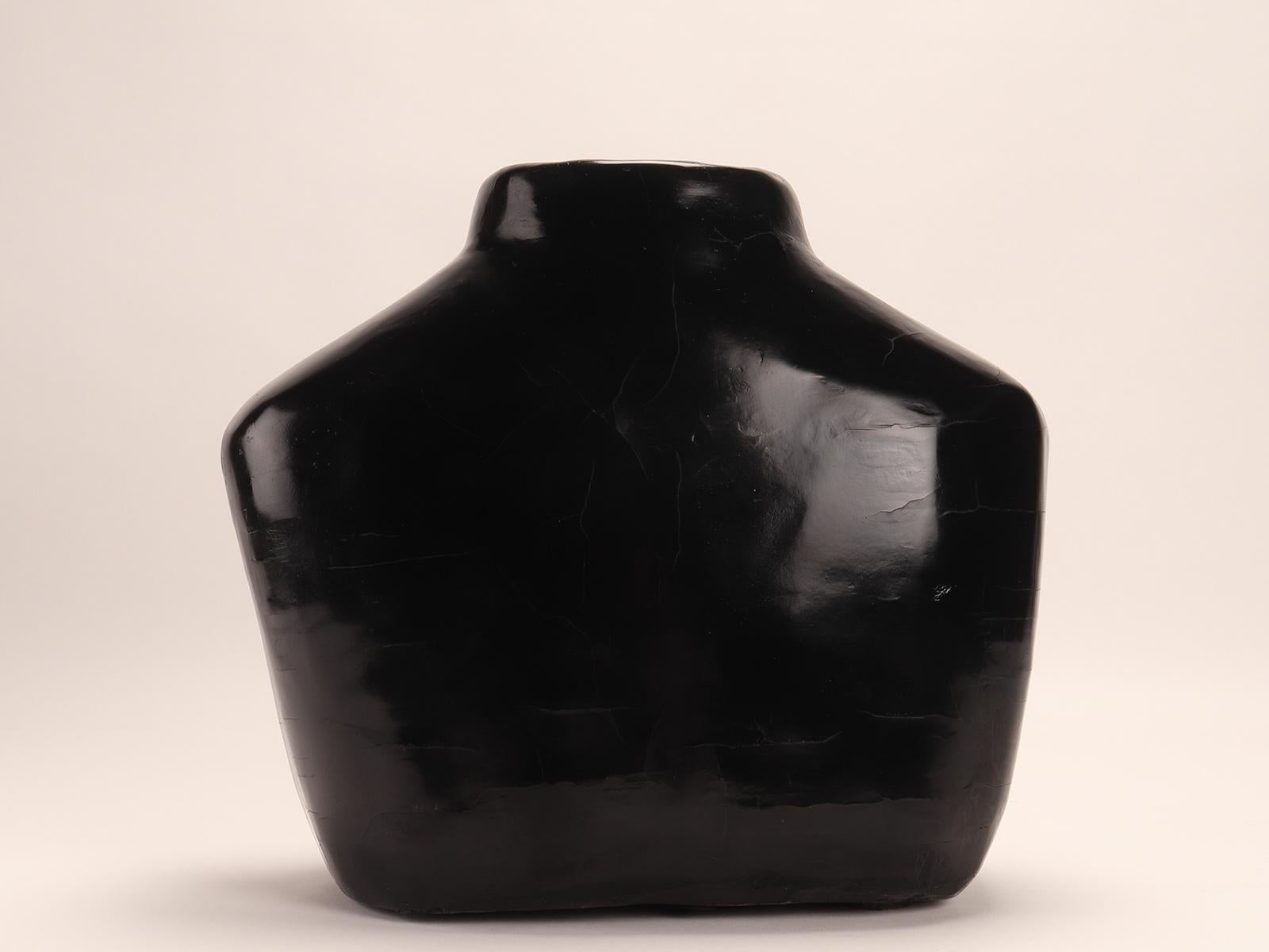 Small oblong-shaped lacquer vase, Shanxi, China late 19th century. In Good Condition For Sale In Milan, IT