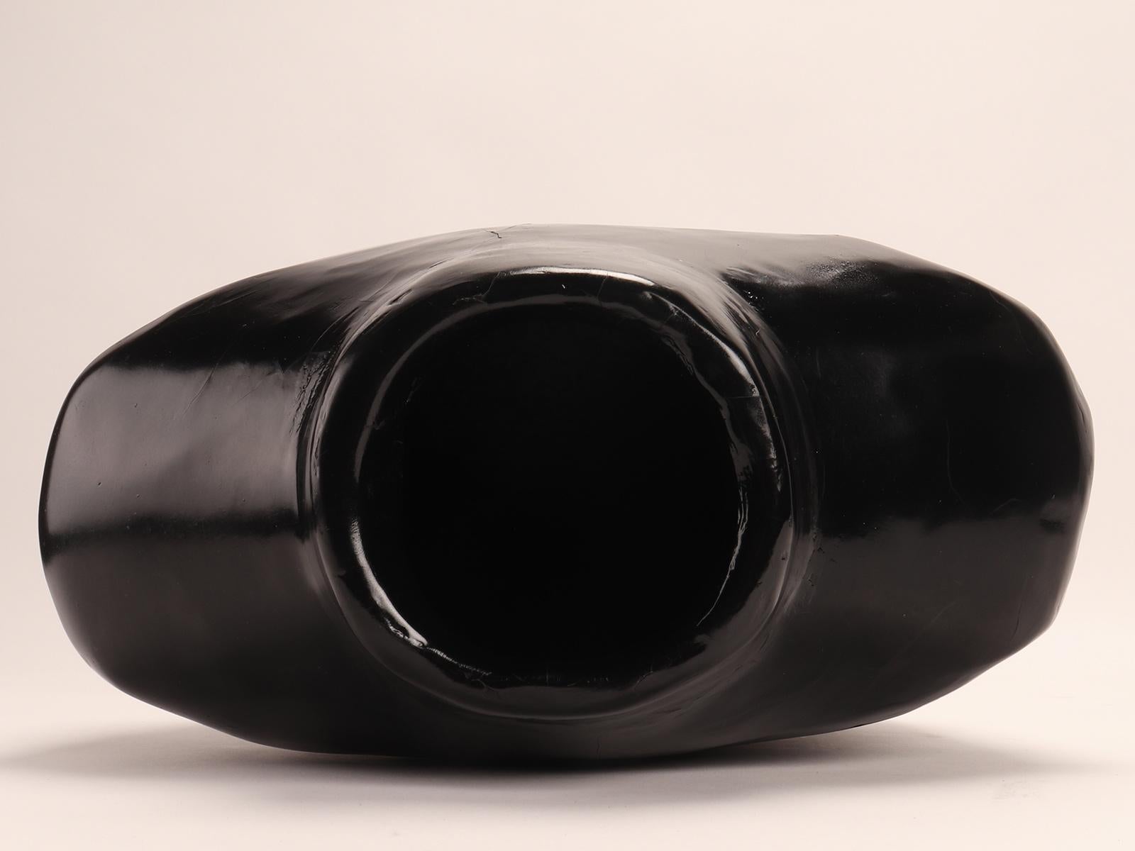 Small oblong-shaped lacquer vase, Shanxi, China late 19th century. For Sale 2