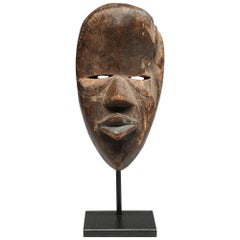 Petit masque de Dan ancien enlevé par un côté érodé, visage cubiste, Liberia, Afrique