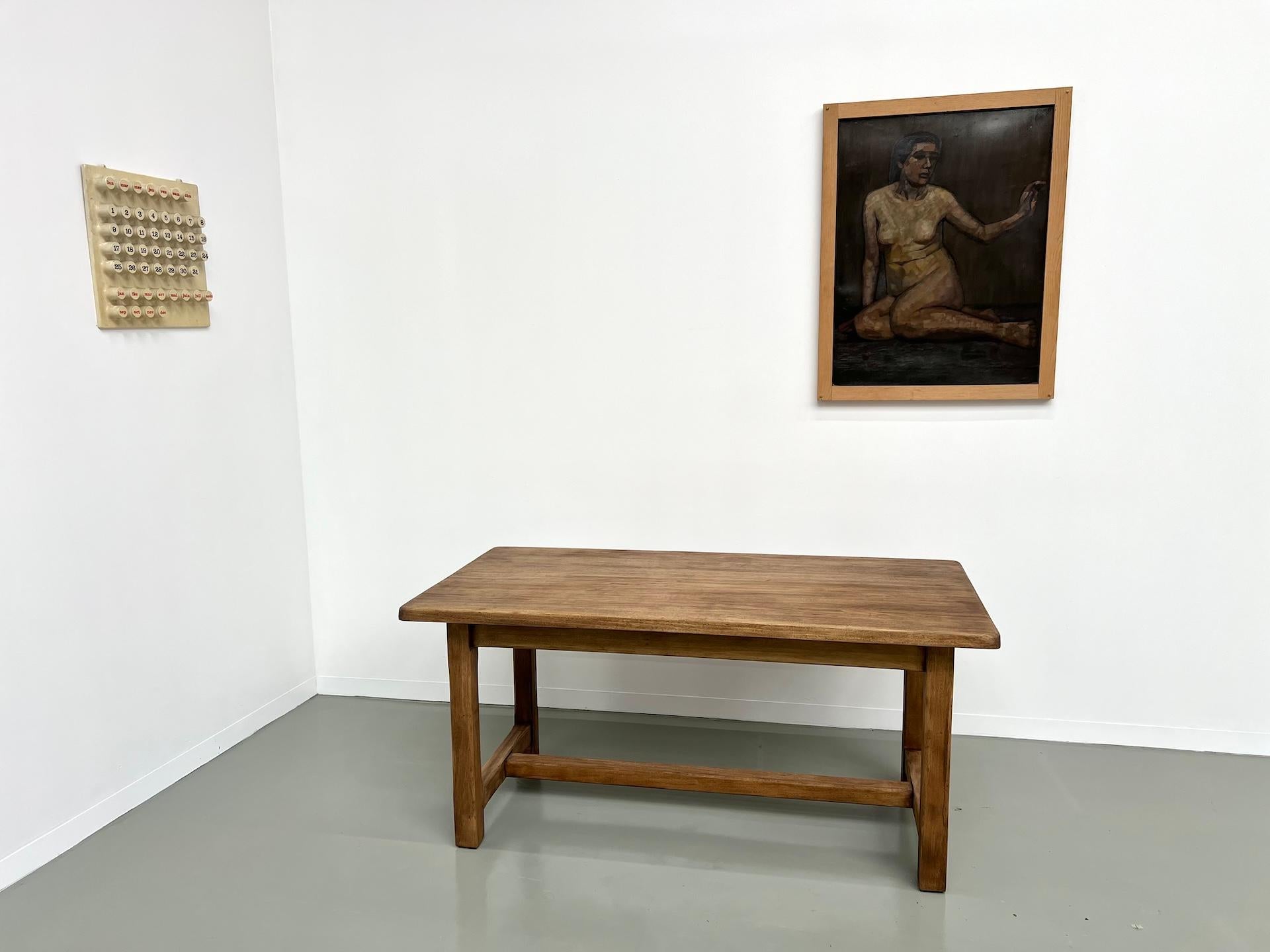Cette petite table de ferme a tout pour séduire, avec ses dimensions mini elle s'intégrera parfaitement dans un appartement, donnant une touche d'authenticité à votre intérieur et apportant la chaleur d'une table de ferme.

Parfaitement stable et