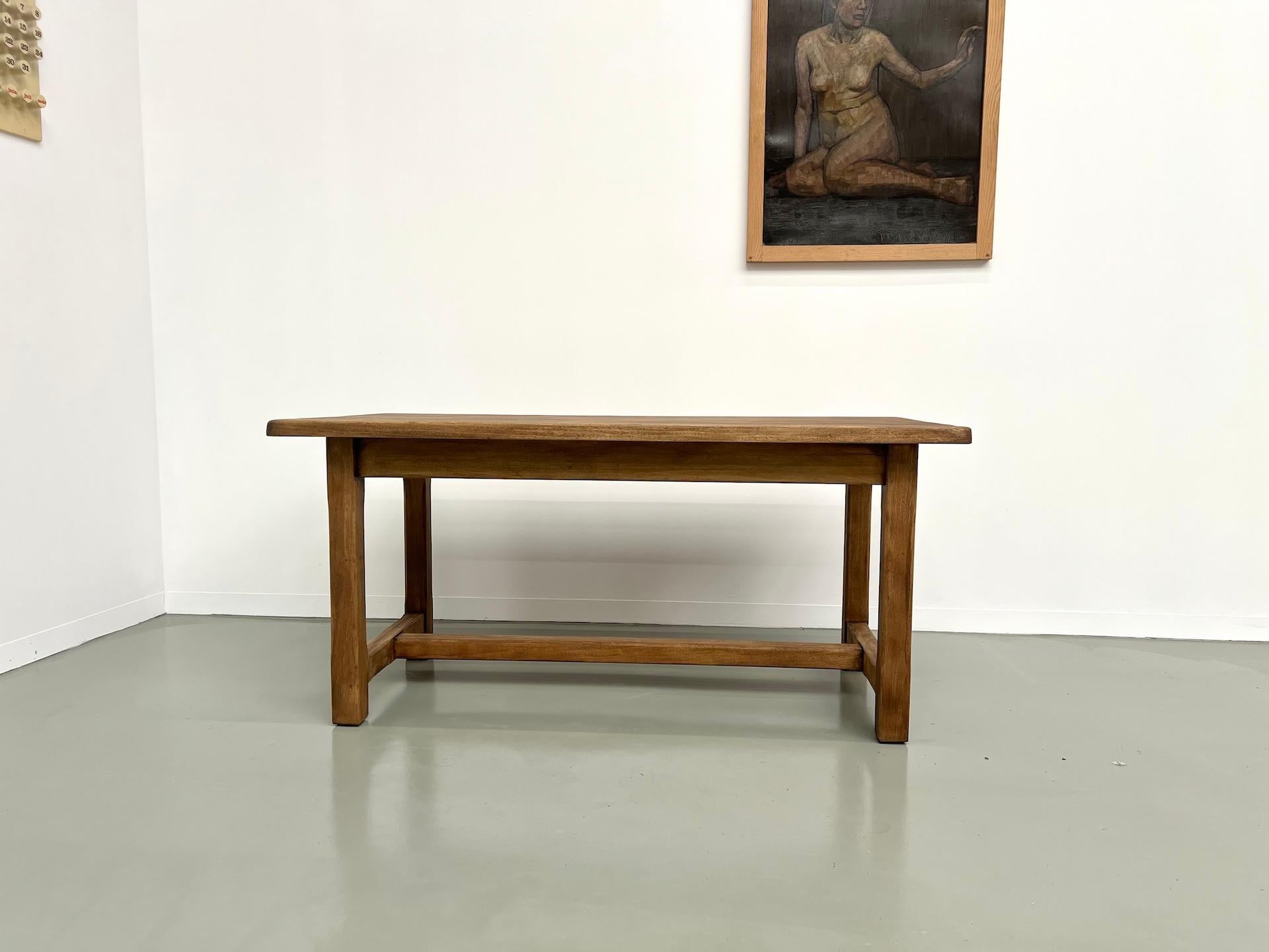 Français Petite table française ancienne de ferme avec pieds carrés, années 70 en vente