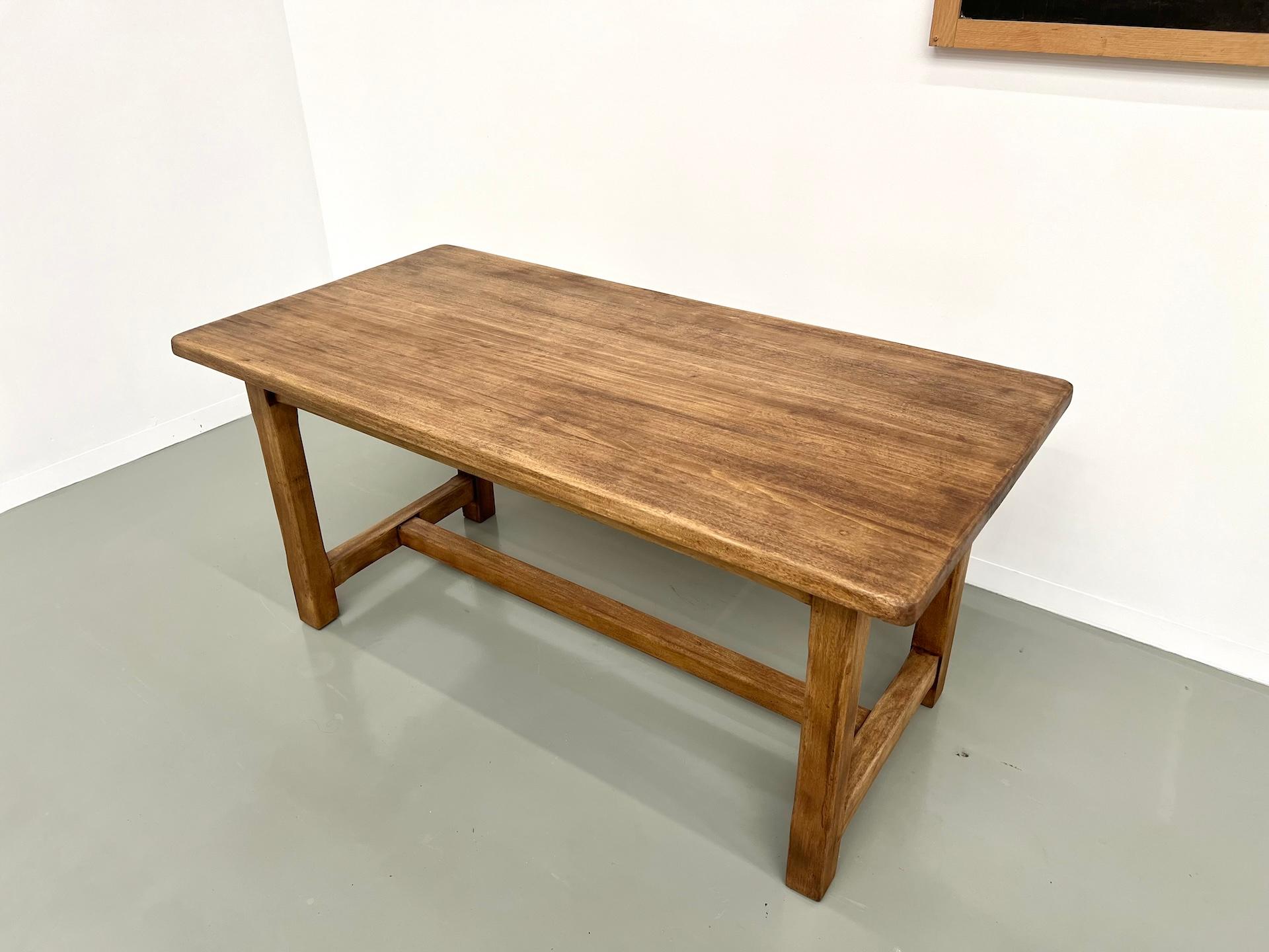 Petite table française ancienne de ferme avec pieds carrés, années 70 Bon état - En vente à LYON, FR