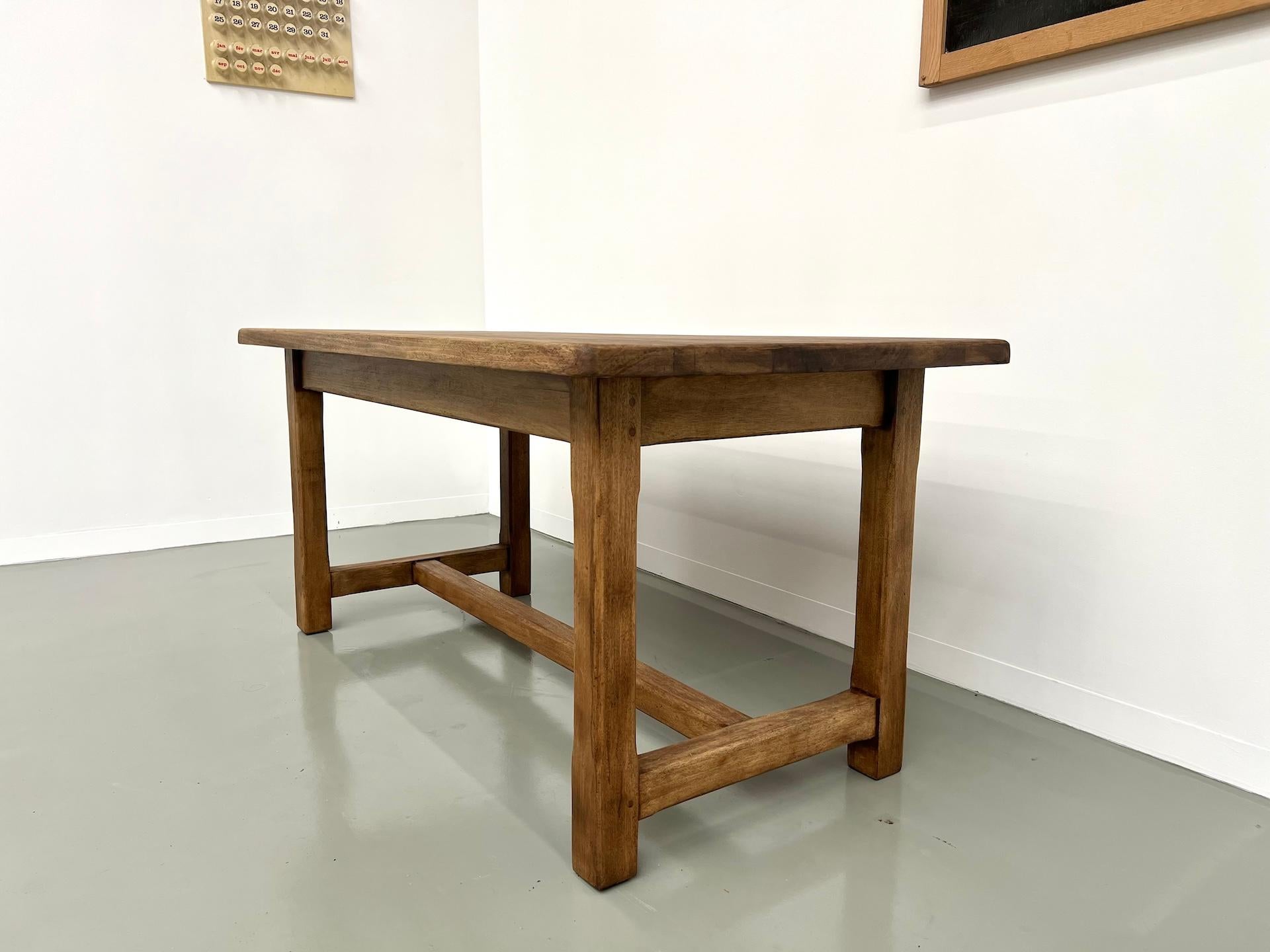 Fin du 20e siècle Petite table française ancienne de ferme avec pieds carrés, années 70 en vente