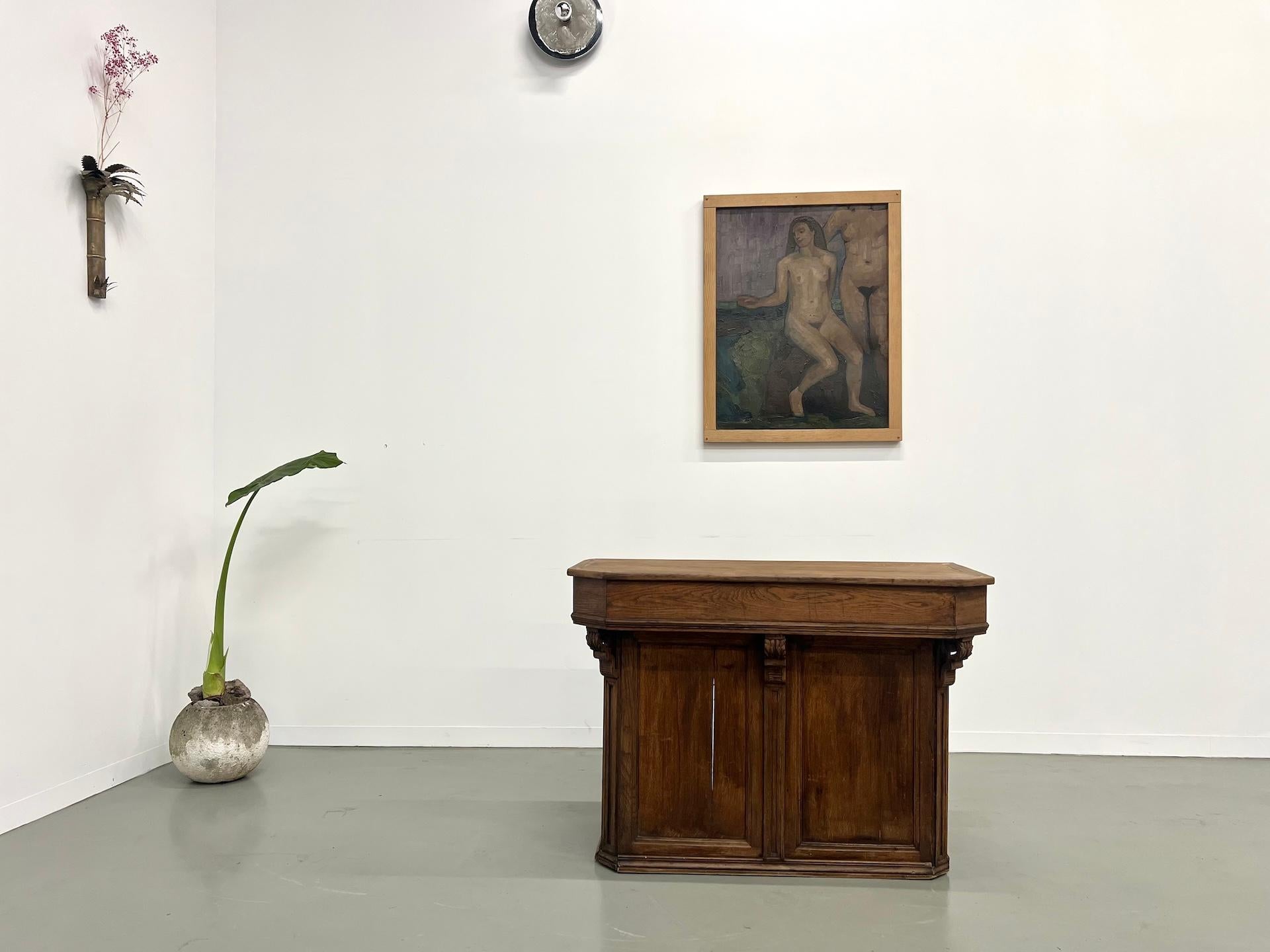 Questo piccolo banco della reception, una vecchia stazione commerciale del 1900, ha un fascino incredibile. Completamente restaurato da noi, questo mobile si adatta perfettamente a un piccolo negozio che desidera dare carattere alle sue aree di