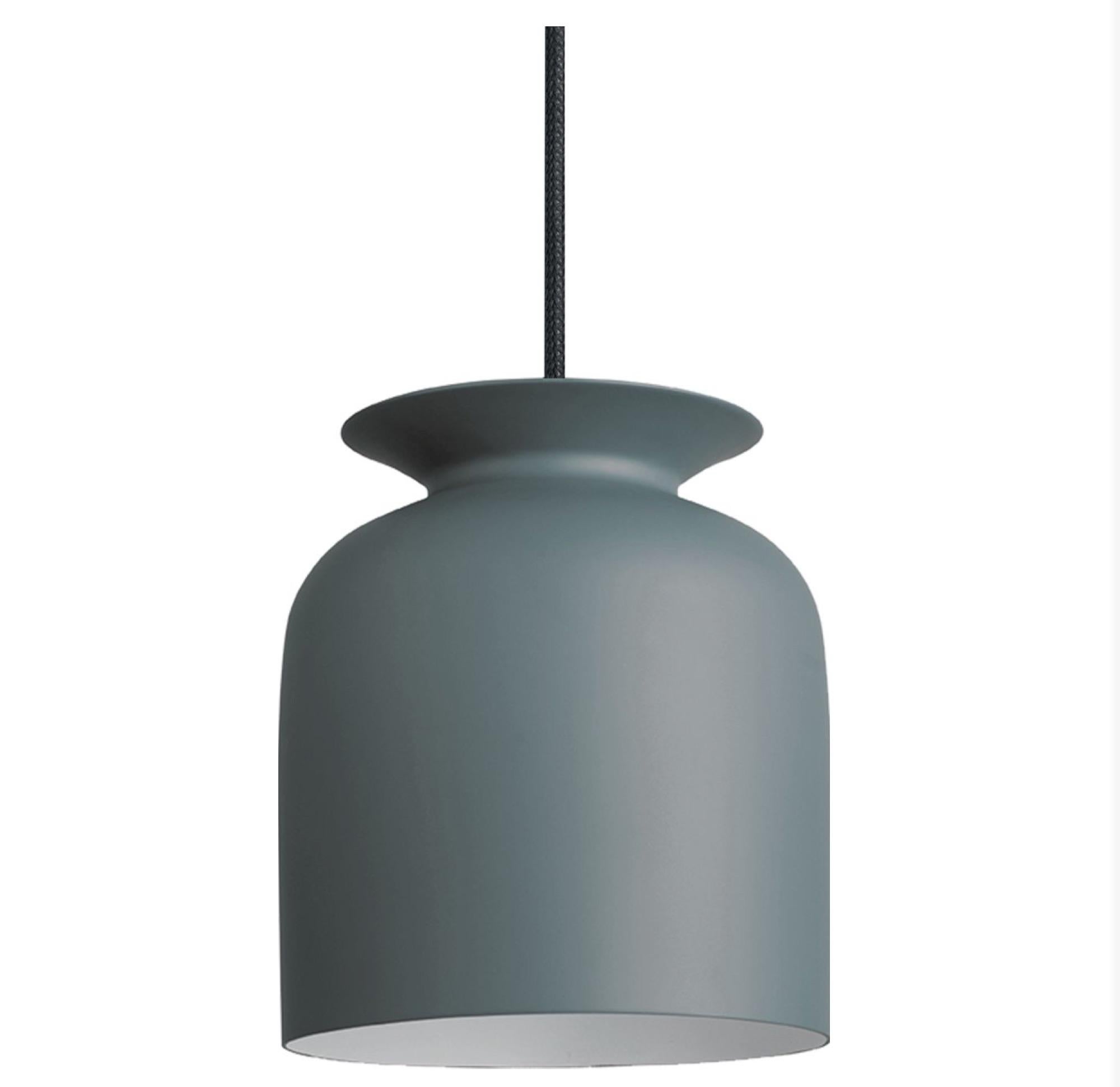 Small Oliver Schick Ronde pendant in pigeon grey for Gubi. Designed by Oliver Schick, the Ronde Pendant has an industrial, yet friendly look that is well-suited for both home decor and professional environments. Executed in spun aluminum with