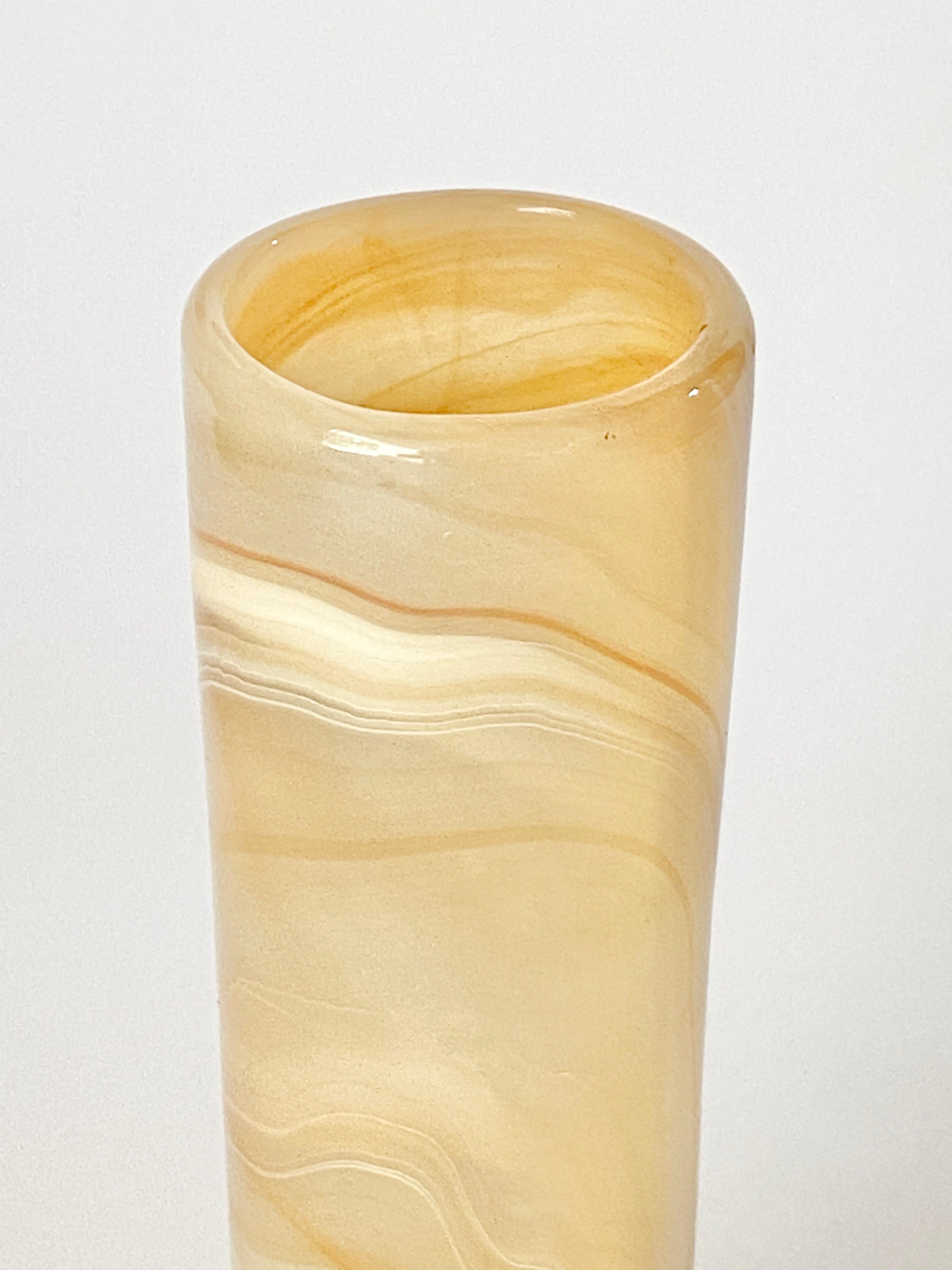 Small Onyx Vase, in a Cylindrical Shape, Beige Color, Italy circa 1970 In Good Condition For Sale In Auribeau sur Siagne, FR
