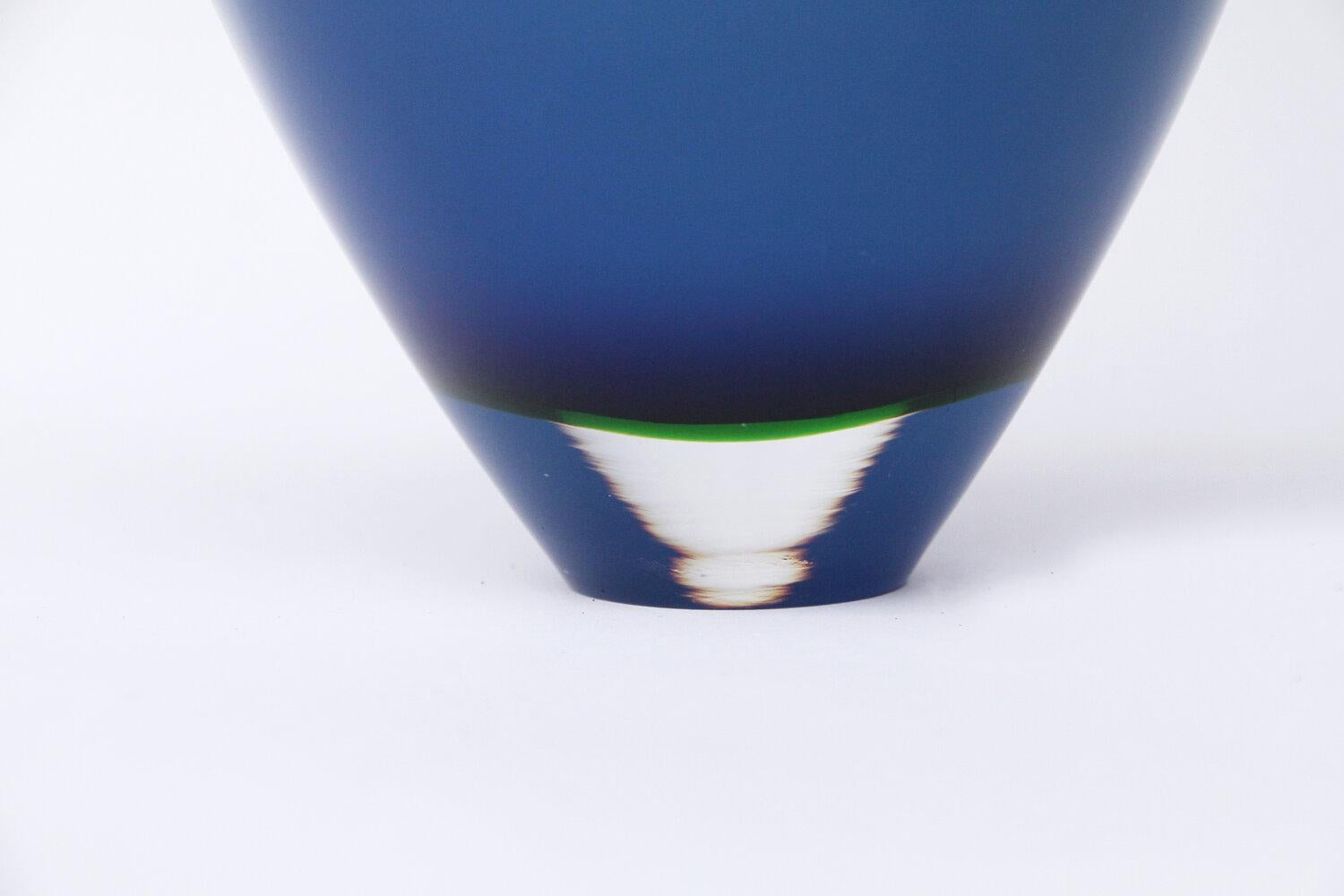 Organico moderno Piccolo vaso da India in blu opale e ottone patinato i, Pia Wüstenberg in vendita