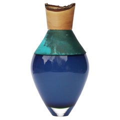 Petit vase d'Inde bleu opale et patine cuivre I, Pia Wüstenberg