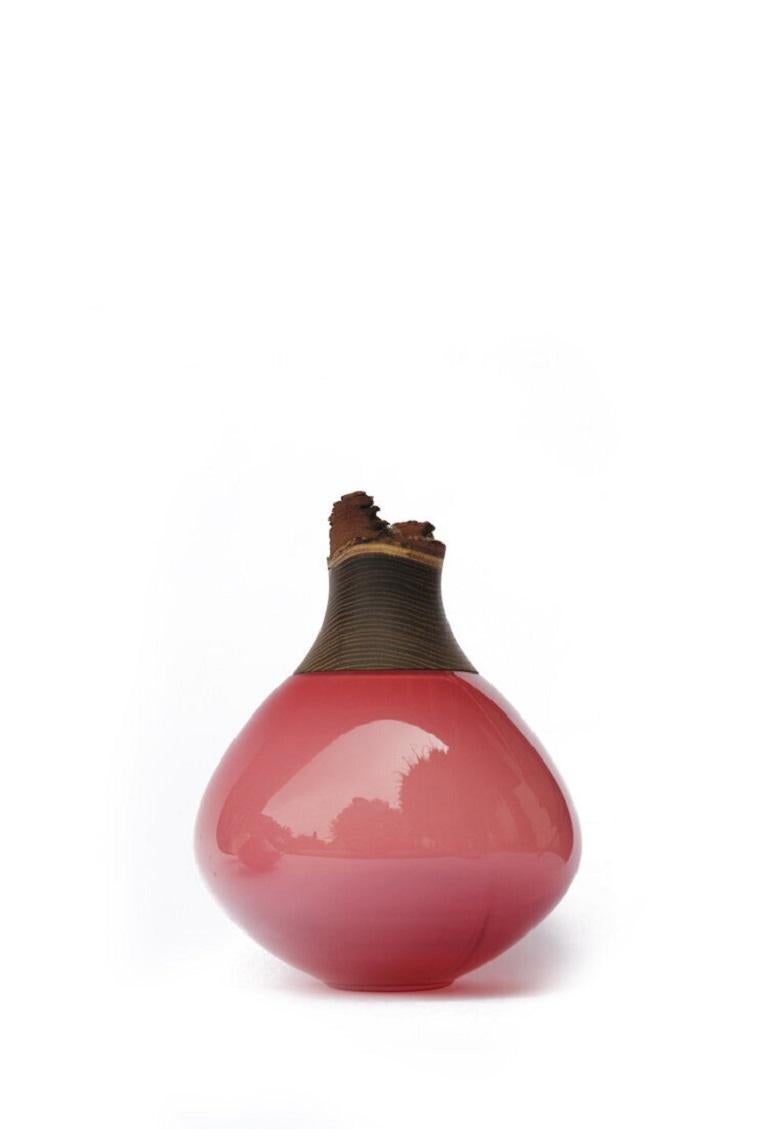 Piccolo vaso impilabile di pisara rosa opale, Pia Wüstenberg
Dimensioni: D. 23 x H. 30
Materiali: vetro, Wood
Disponibile in altri colori.

Pisara, 