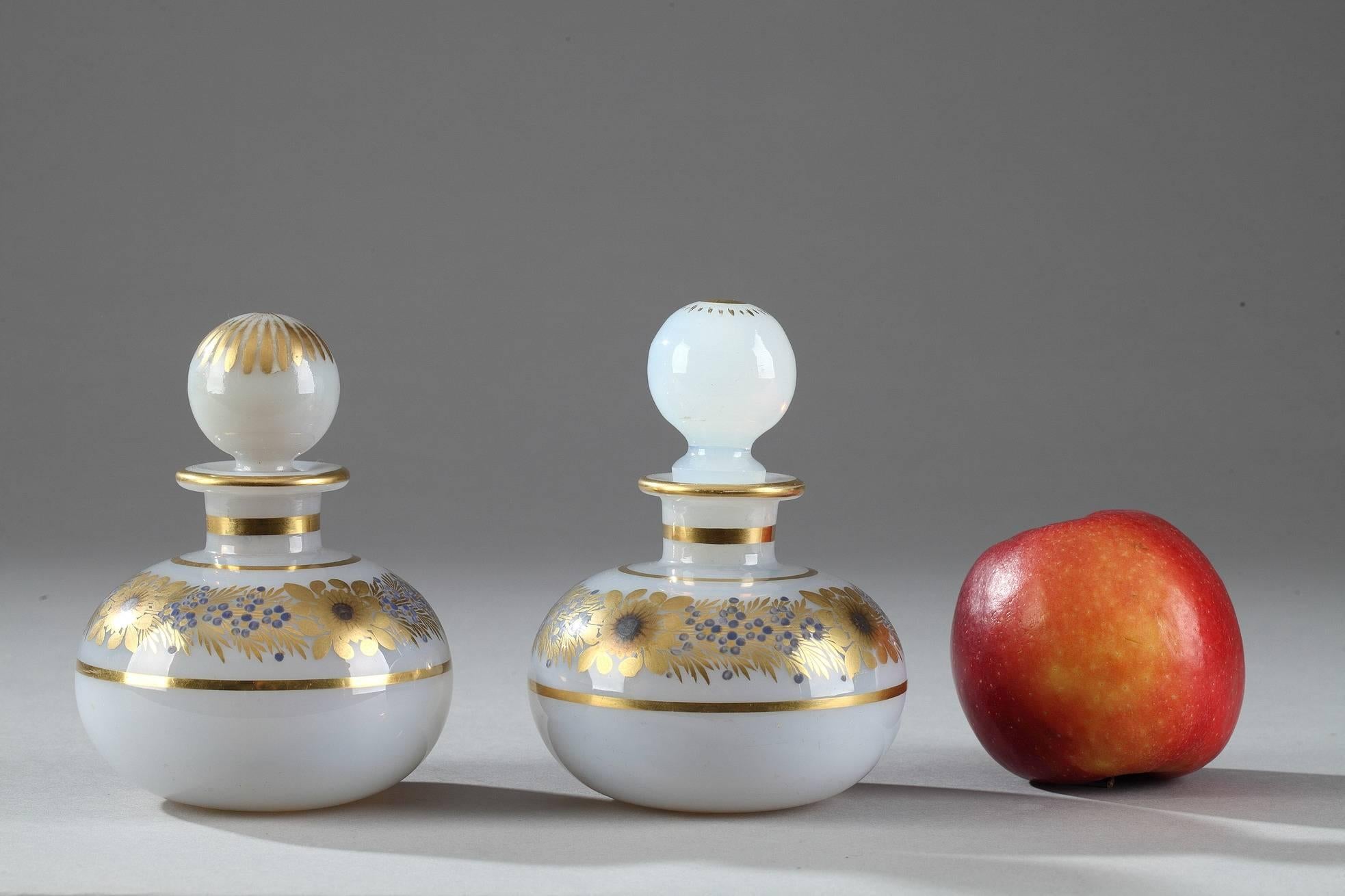 Peint Petite bouteille de parfum en opaline décorée de Desvignes en vente