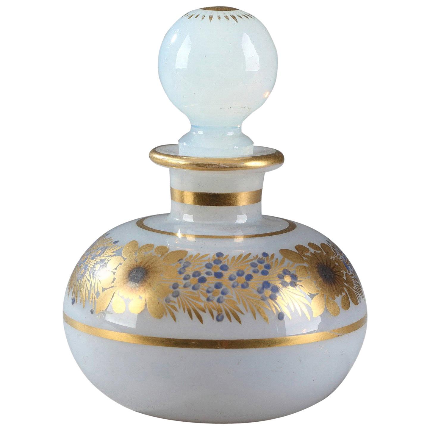 Petite bouteille de parfum en opaline décorée de Desvignes