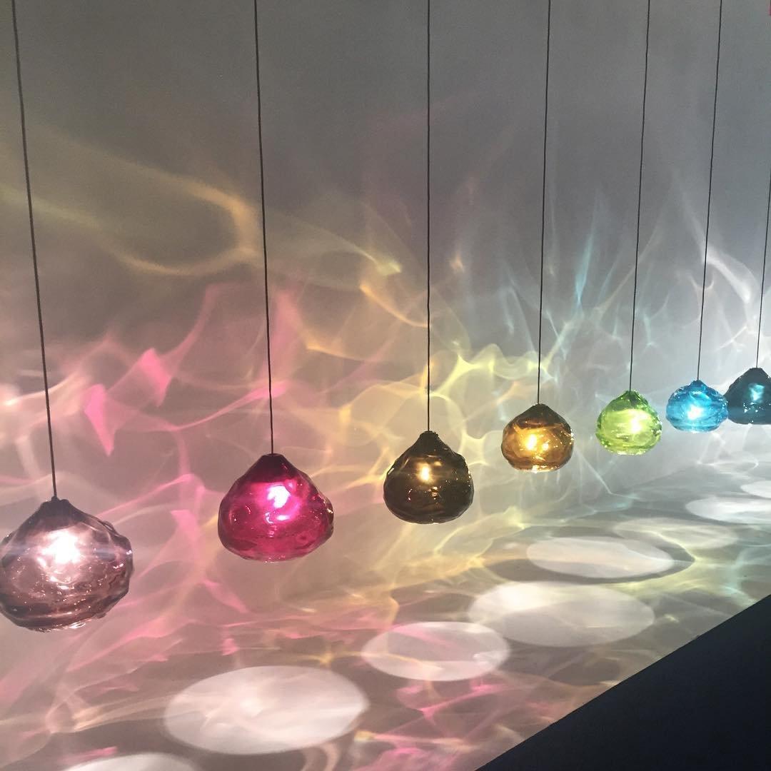 Verre brun Petite lampe à suspension Happy en verre soufflé à la main et opaline blanche, fabriquée sur commande en vente